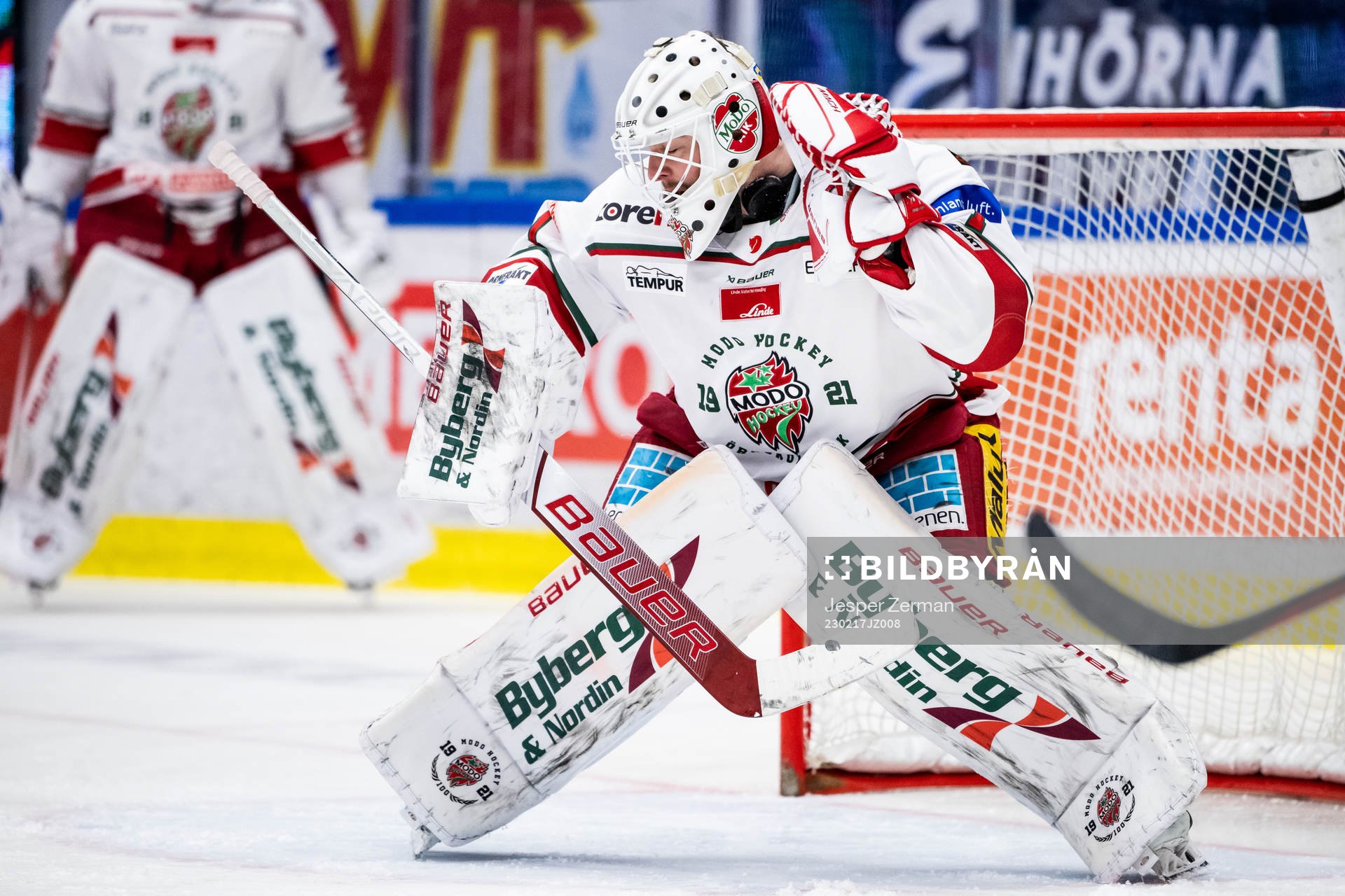 Modos målvakt Tex Williamsson träffas av en puck på