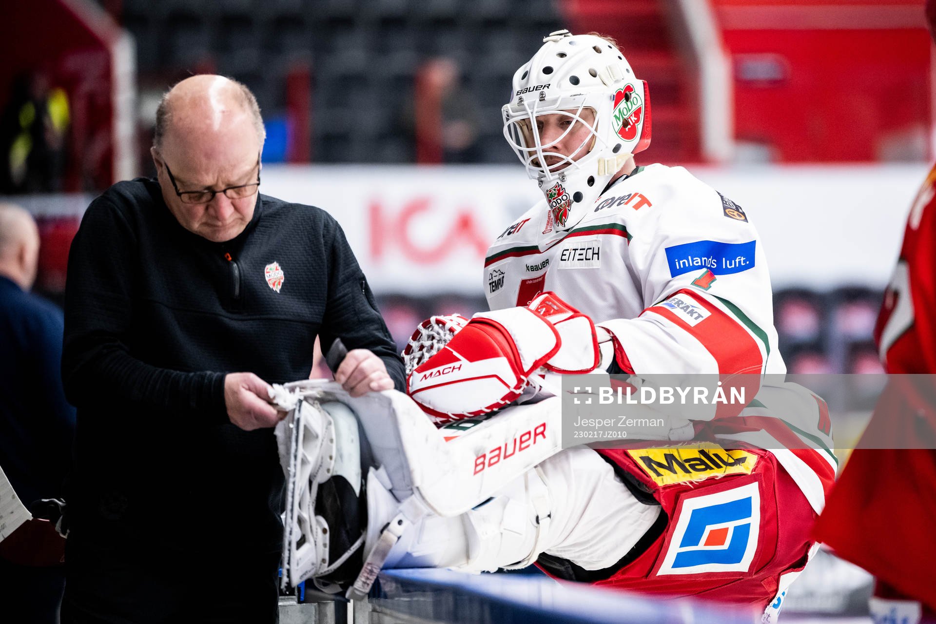 Modos målvakt Tex Williamsson får hjälp med sin skridsko