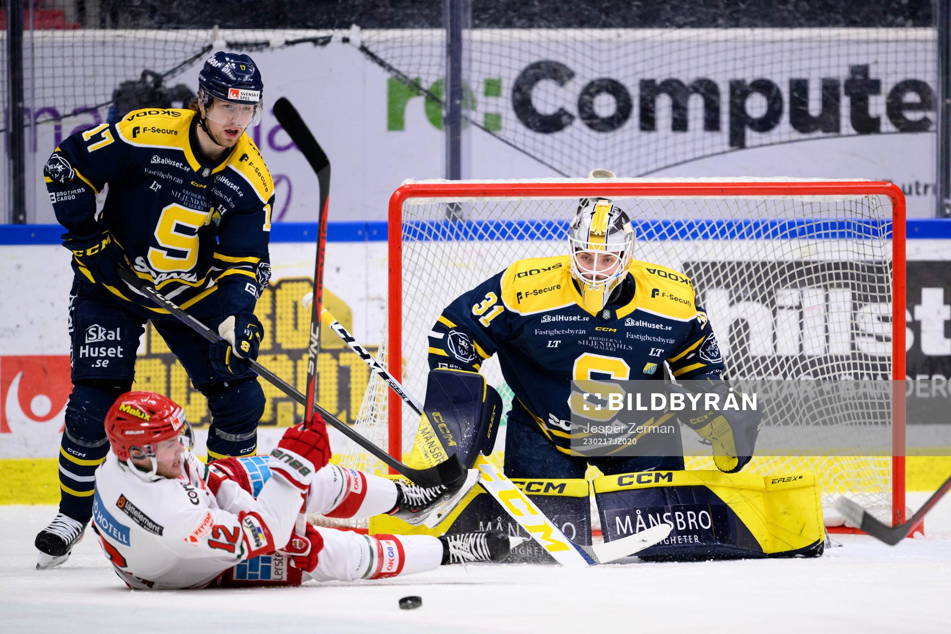 Södertäljes Johan Ivarsson och målvakt Nikita Talapila