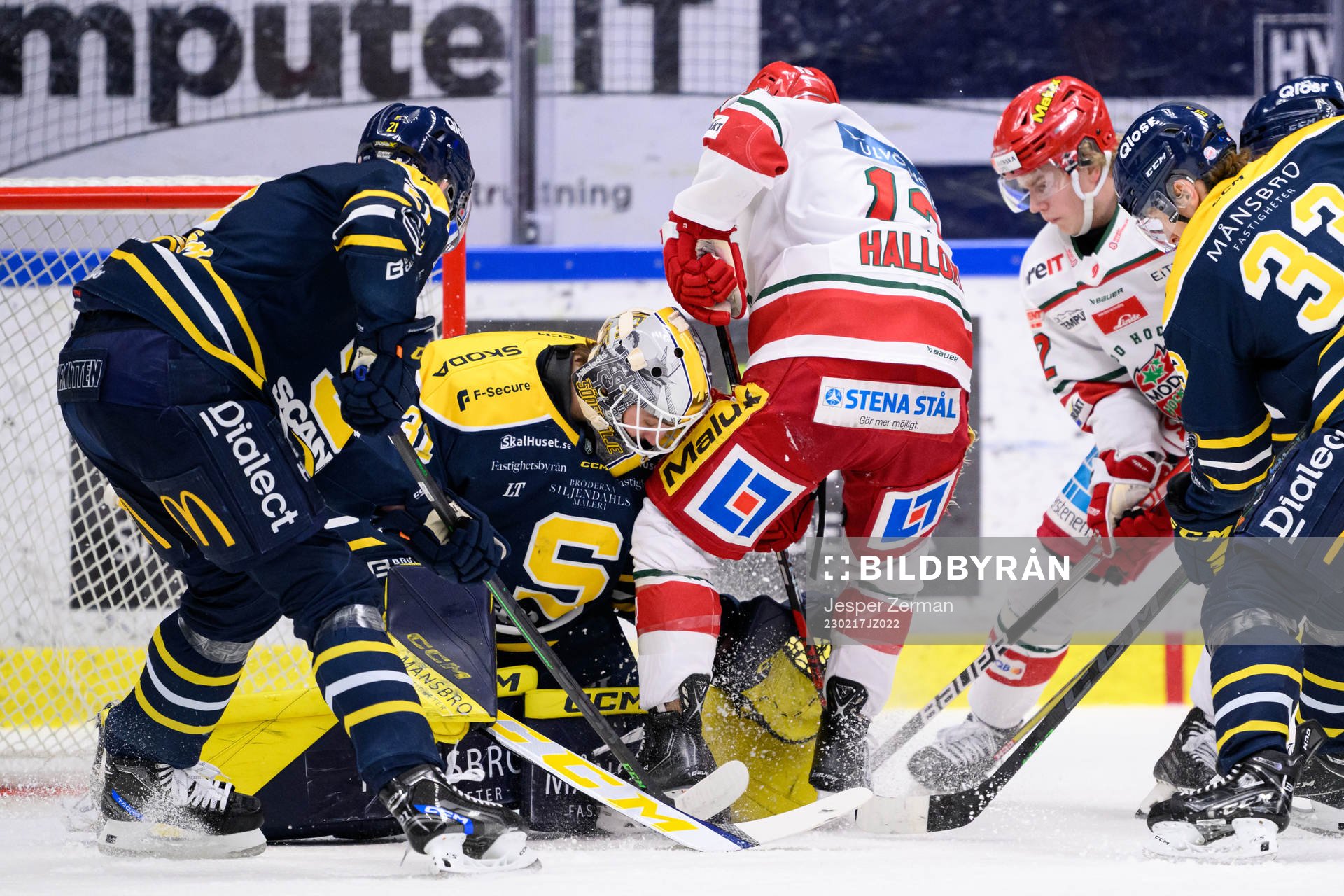 Södertäljes målvakt Nikita Talapila och Modos Nicholas