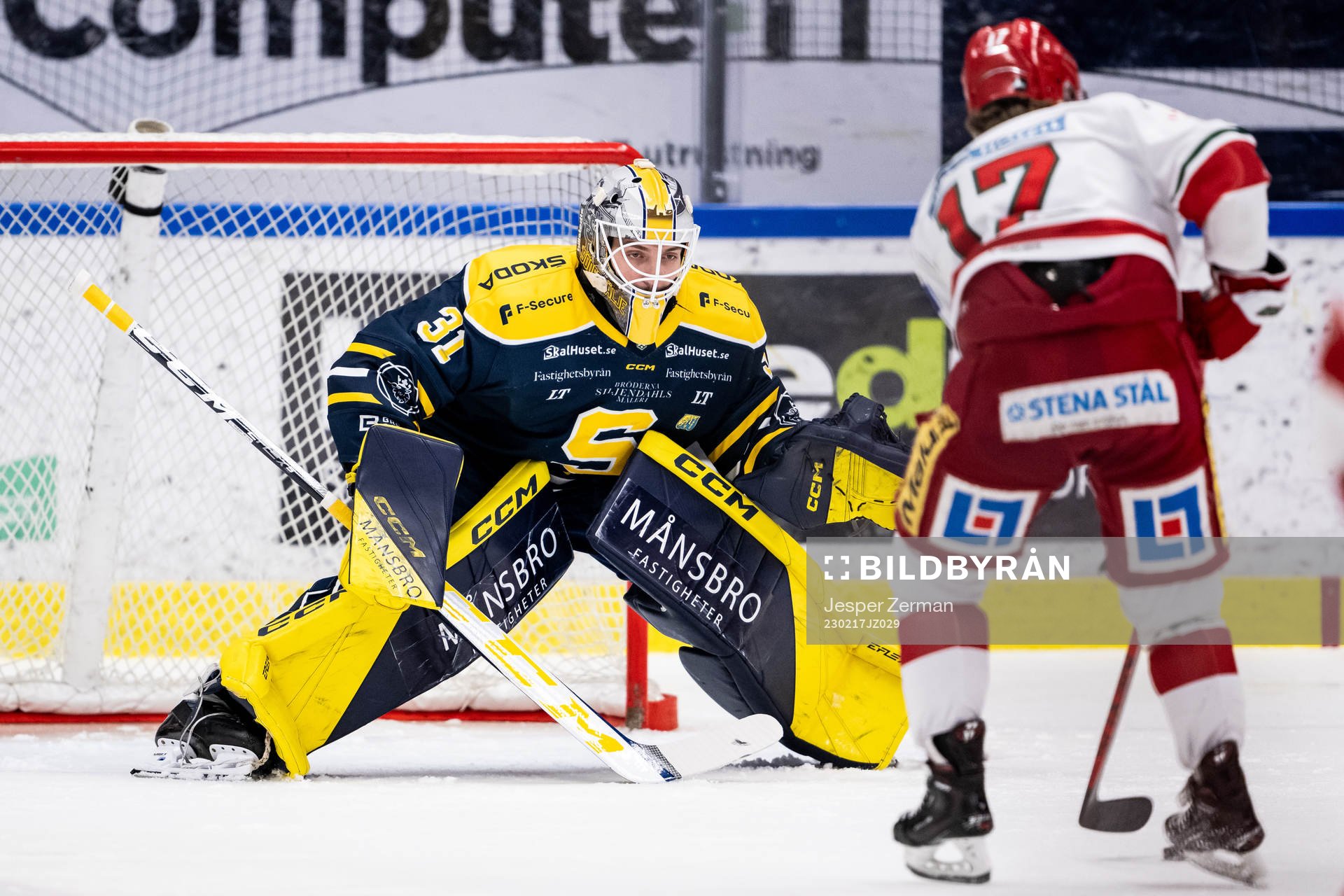 Södertäljes målvakt Nikita Talapila och Modos Riley Woods