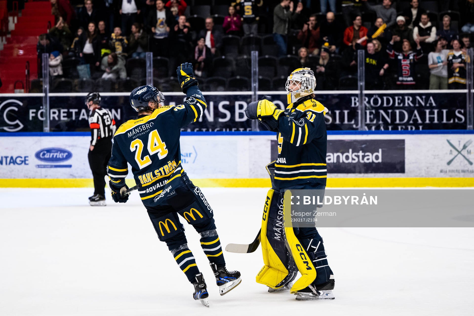 Södertäljes Jacob Dahlström och målvakt Nikita Talapila