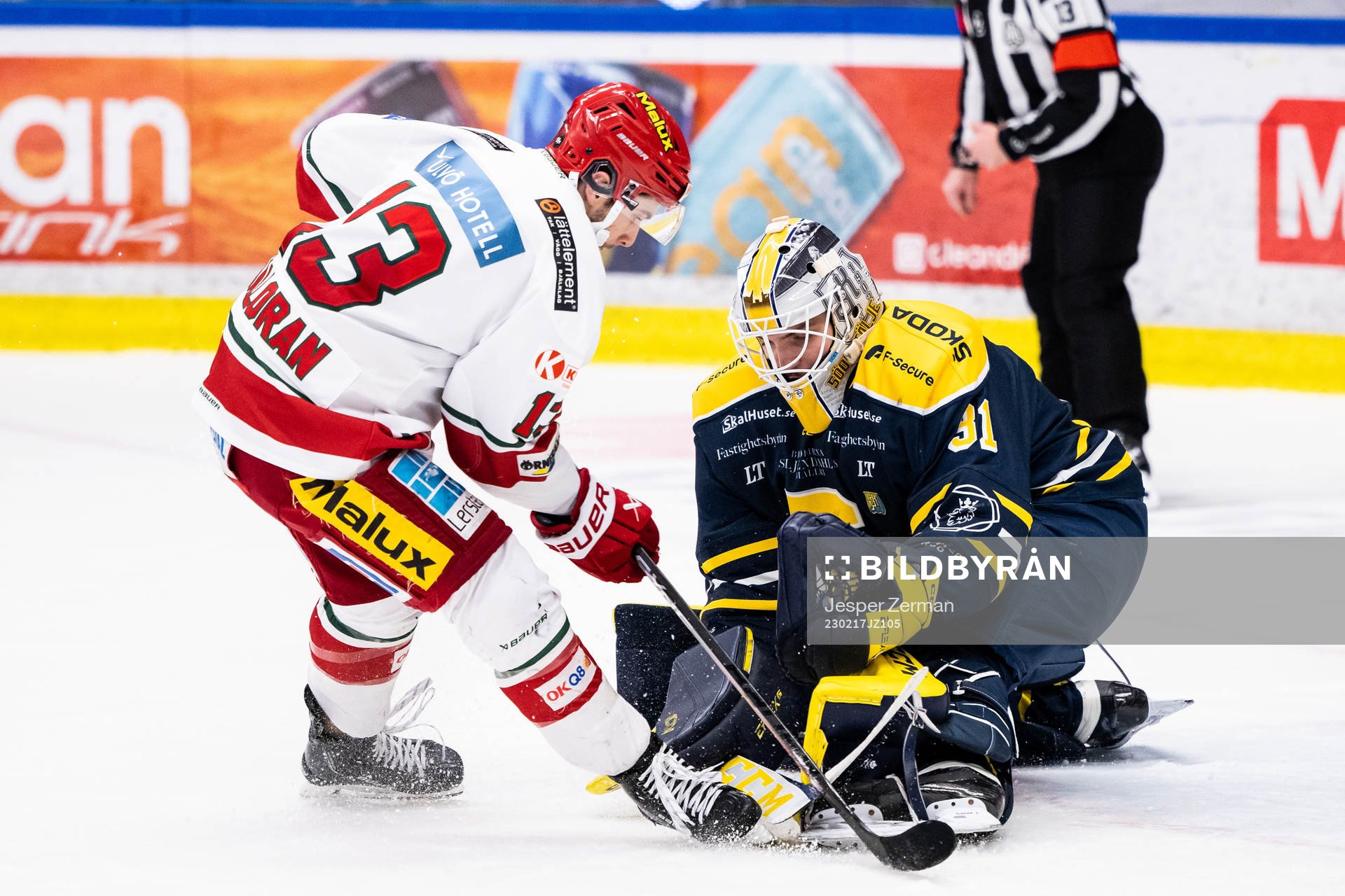 Modos Nicholas Halloran och Södertäljes målvakt Nikita