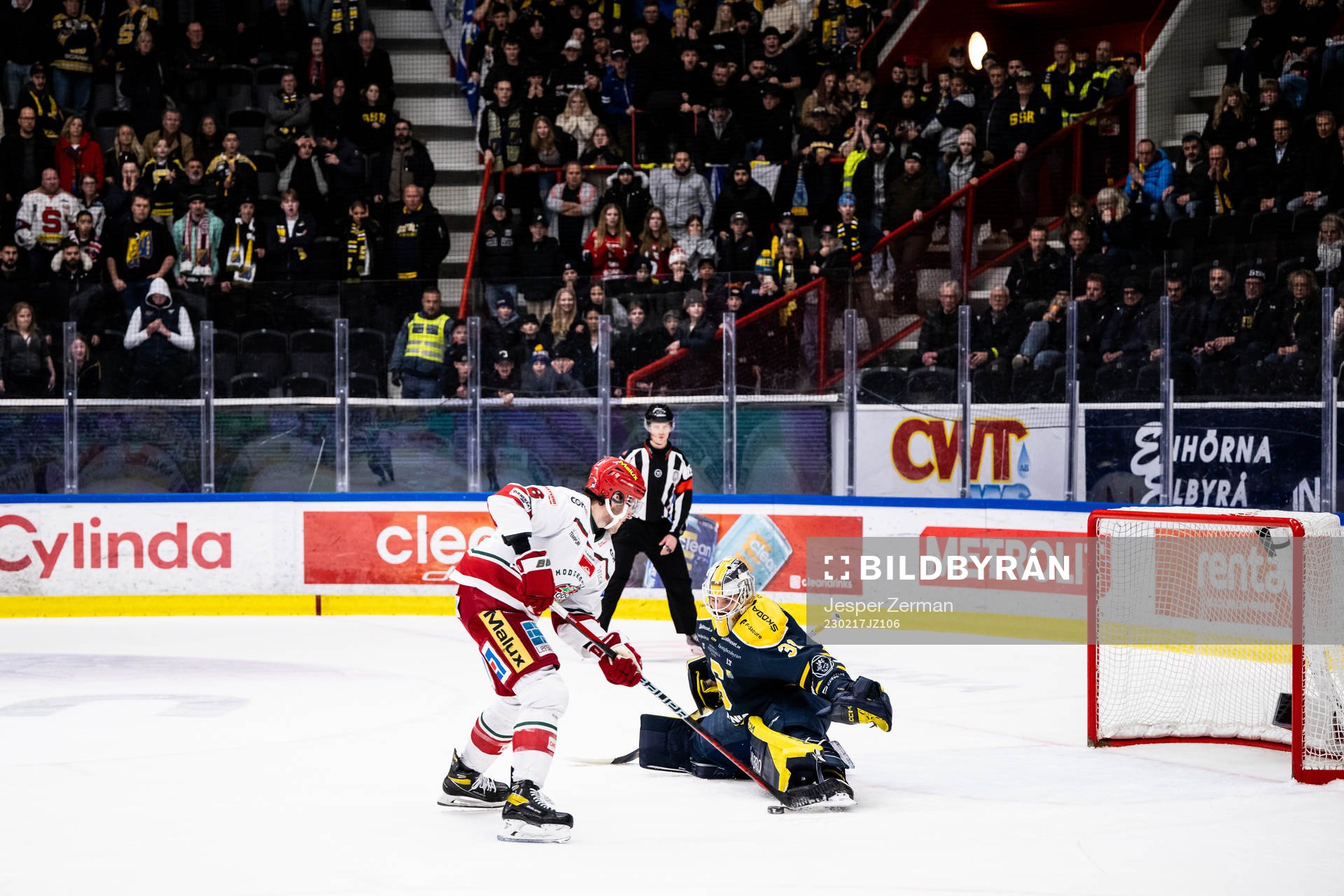 Modos Daniel Brickley och Södertäljes målvakt Nikita