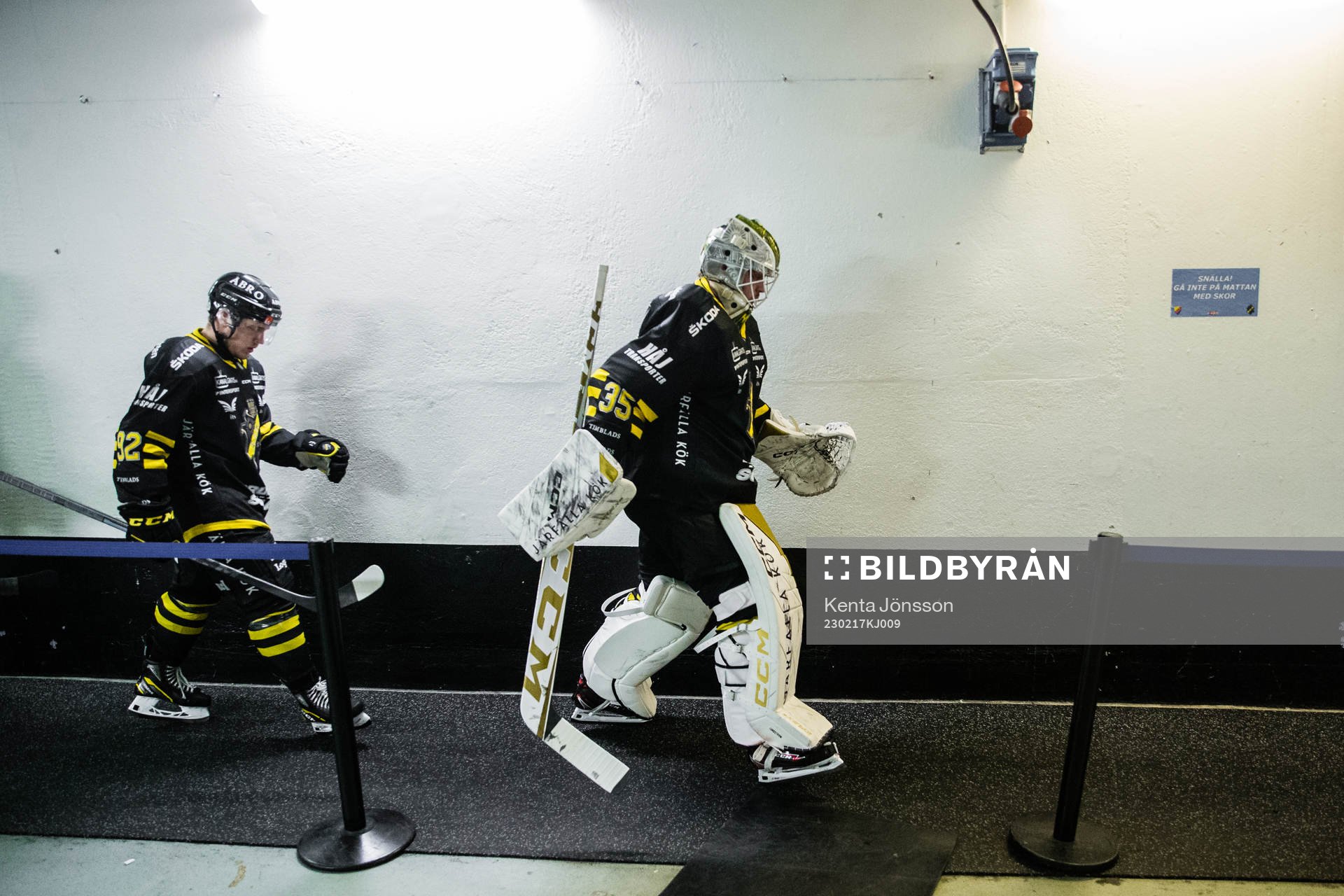 s Zion Nybeck och målvakt Niklas Lundström