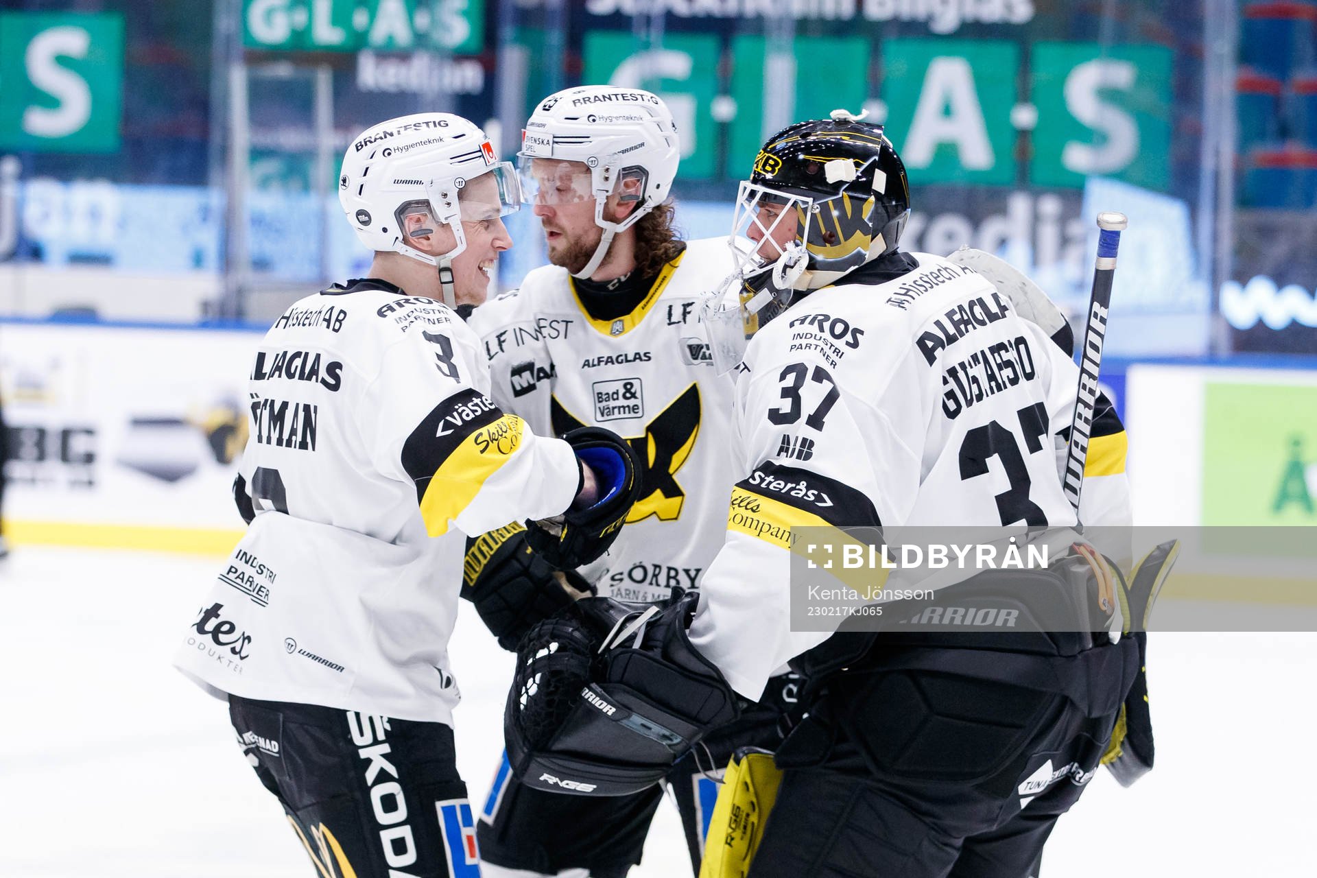 Västerås målvakt Johan Gustafsson jublar