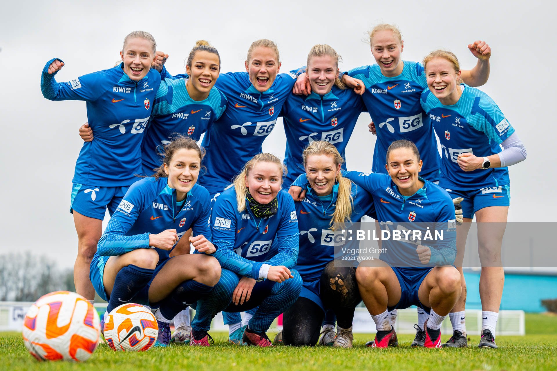 Players of the Norwegian women's national football team celebrate during a training session on February 17, 2023 in Laval. Top left: Thea Bjelde, Celin Bizet Ildhusøy, Guro Bergsvand, Emilie Nautnes, Sara Hørte and Julie Blakstad. Front left: Emma Stølen Godø, Anna Langås Jøsendal, goalkeeper Guro Pettersen and Vilde Bøe Risa.