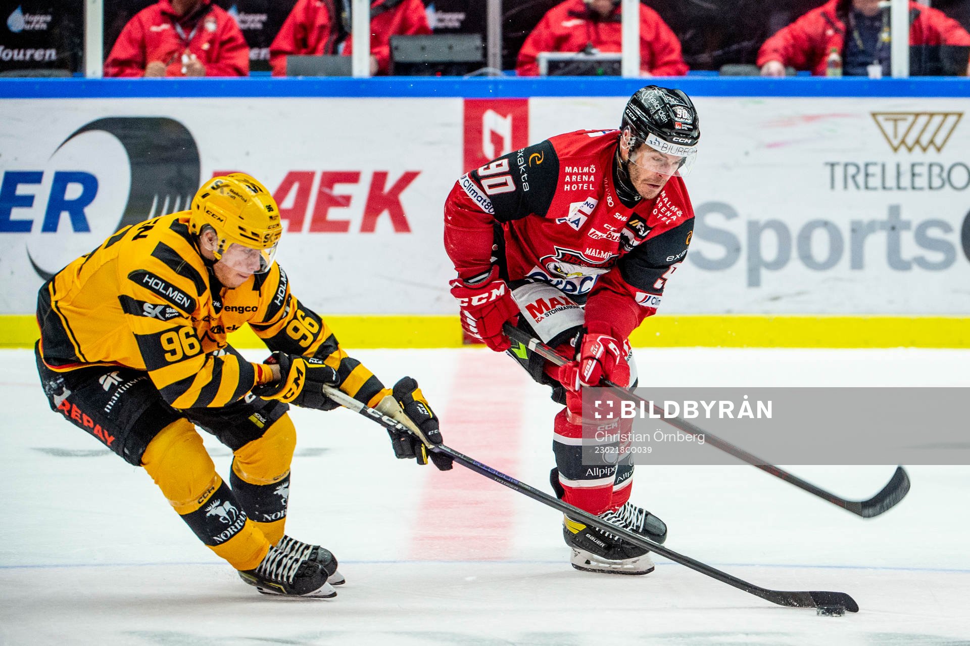 Skellefteås Rickard Hugg mot Malmö Redhawks Lance Bouma