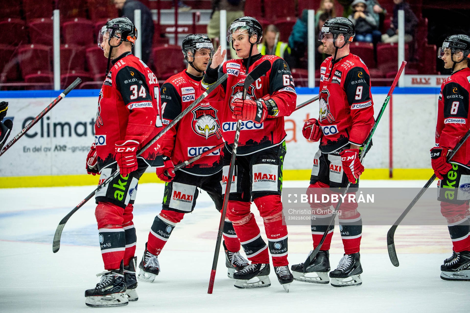 Malmö Redhawks spelare deppar med lagkamraterna