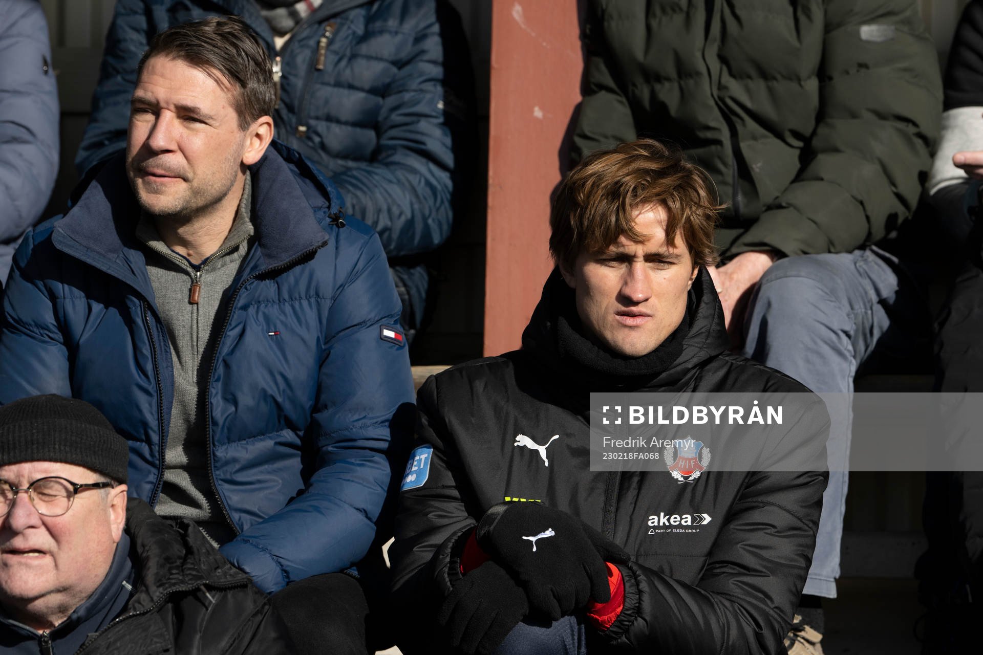 Spelaragent Stefan Selakovic och Helsingborgs Thomas Rogne under matchen i Svenska Cupen mellan Onsala och Helsingborg den 18 februari 2023 i Onsala.