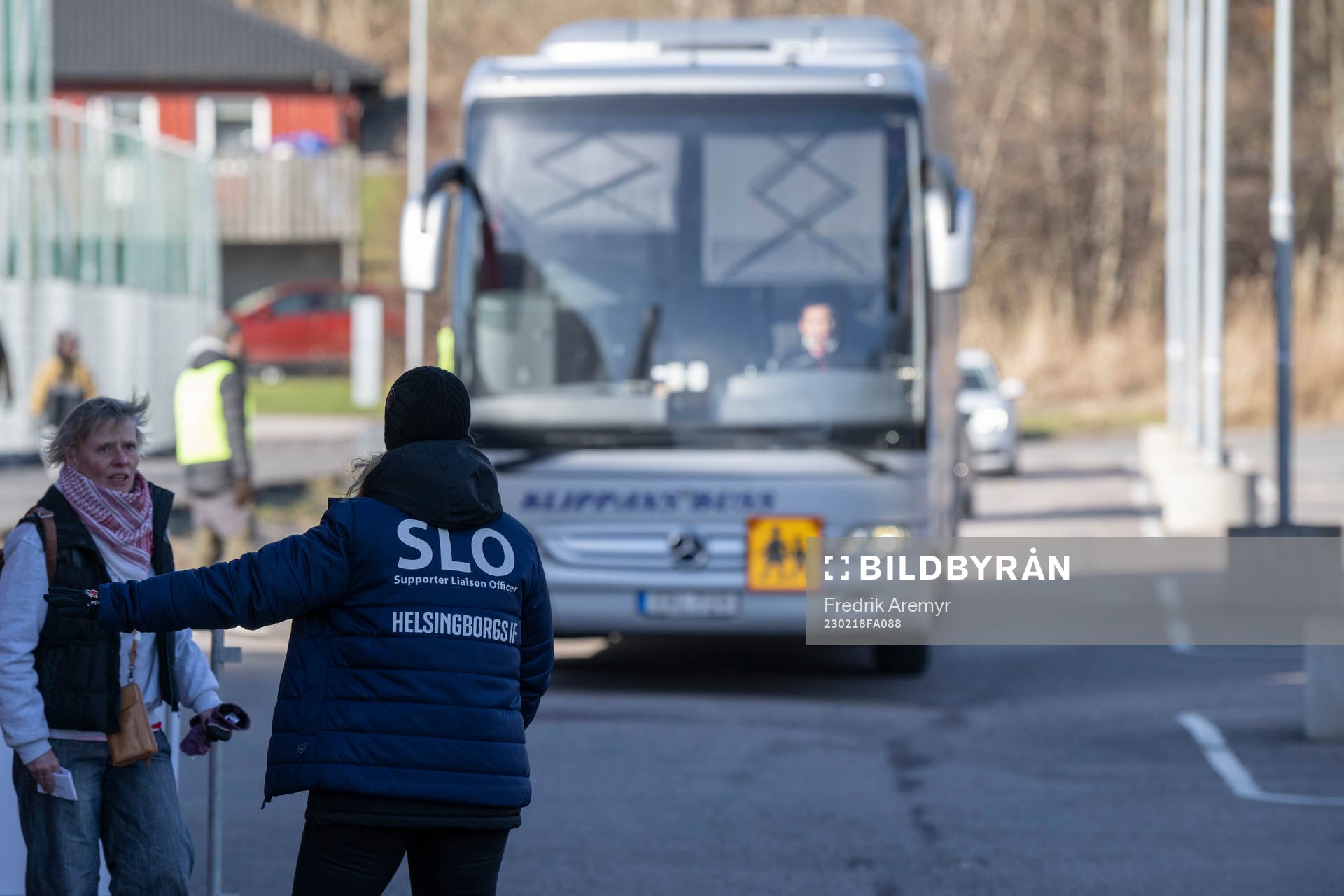 Helsingborgs SLO Mia Lindén assisterar en supporterbuss