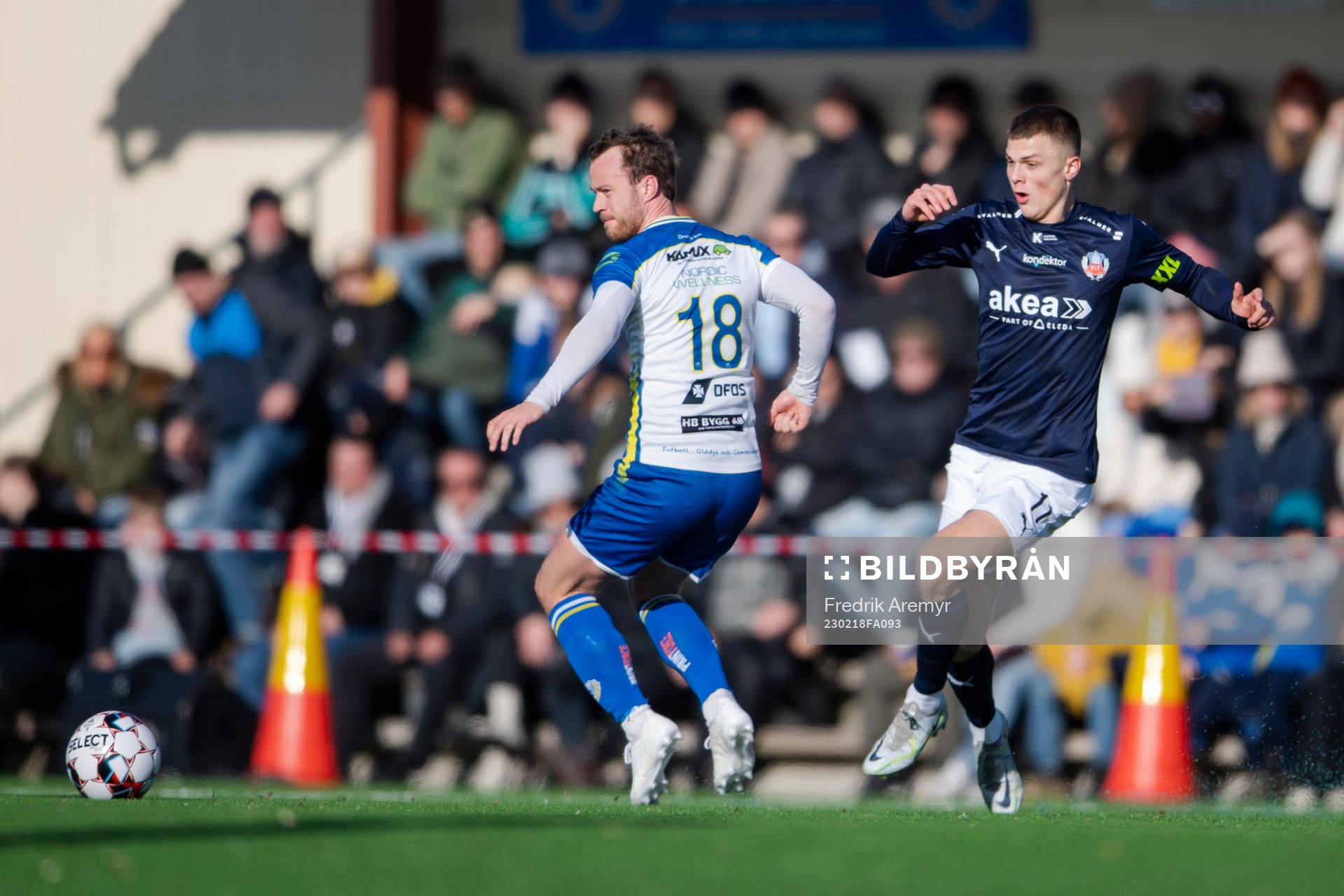 Onsalas Adam Fogelblad och Helsingborgs Erik Ring under matchen i Svenska Cupen mellan Onsala och Helsingborg den 18 februari 2023 i Onsala.