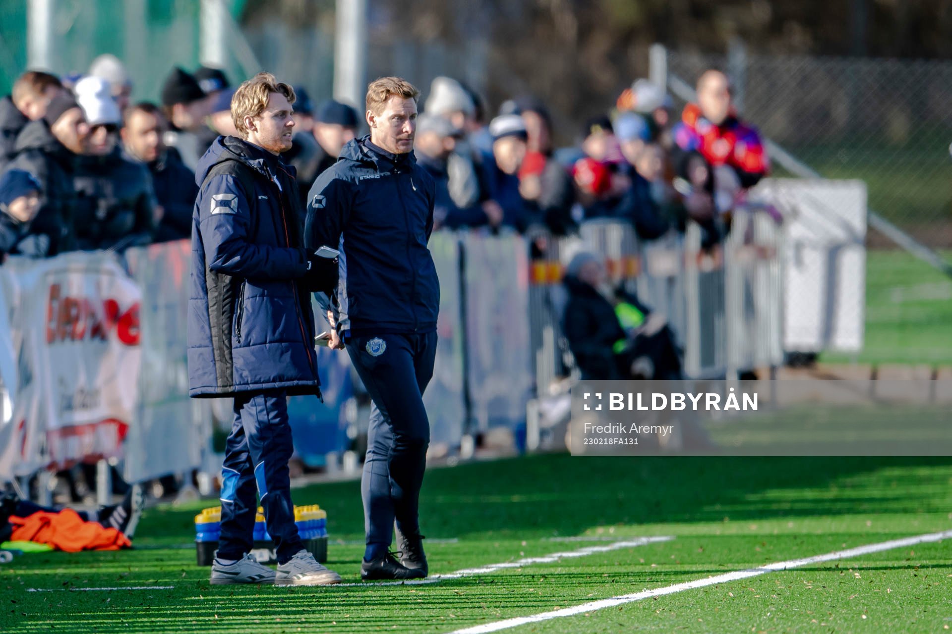 Onsalas tränarduo Adam Fogelblad och Jonas Ericsson under matchen i Svenska Cupen mellan Onsala och Helsingborg den 18 februari 2023 i Onsala.
