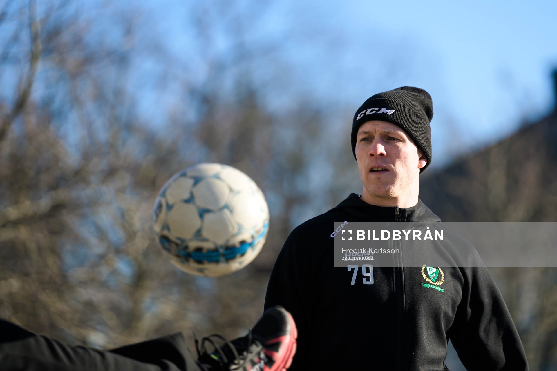 Färjestads Patrik Lundh värmer upp med lagkamrater