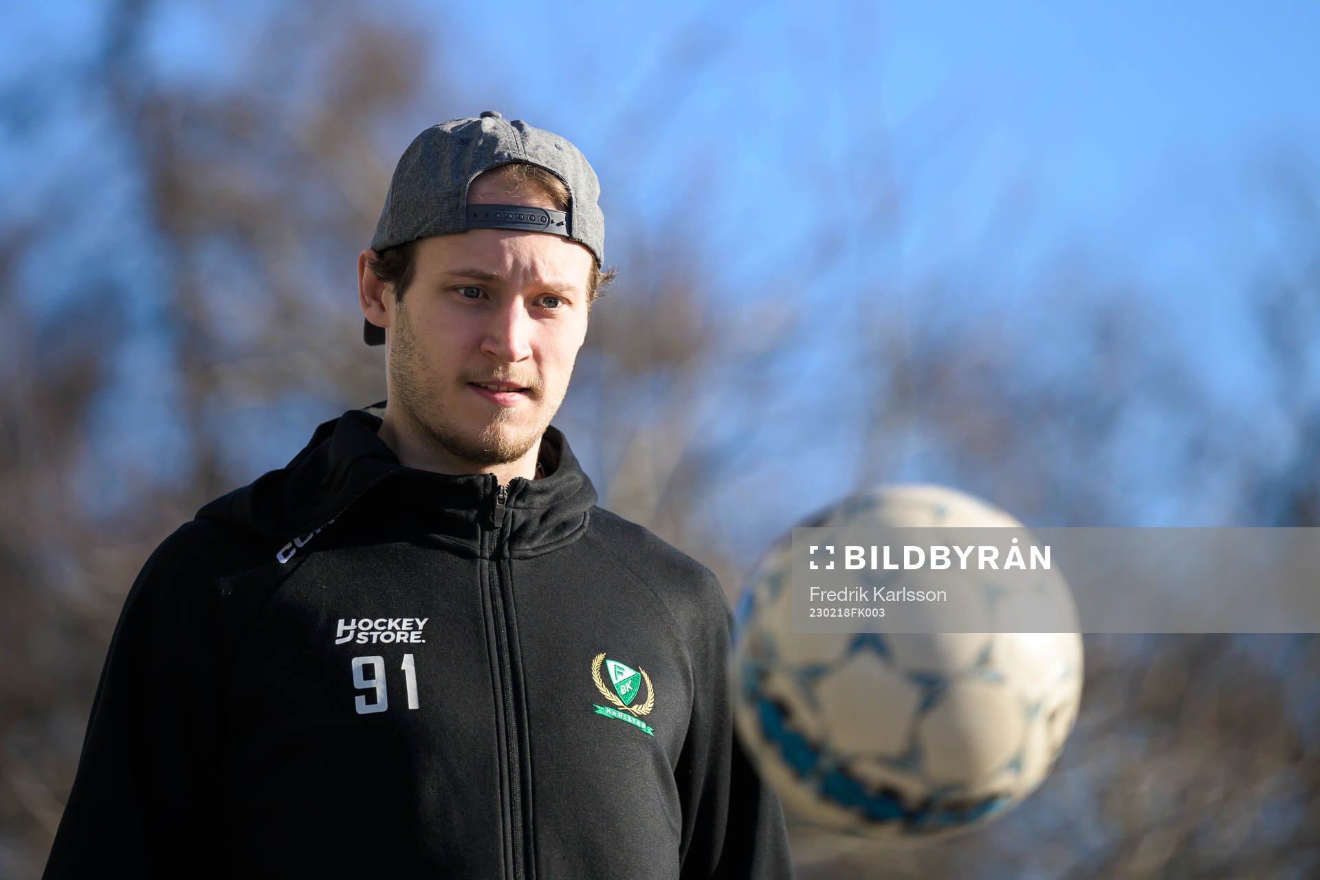 Färjestads Eric Engstrand värmer upp med lagkamrater