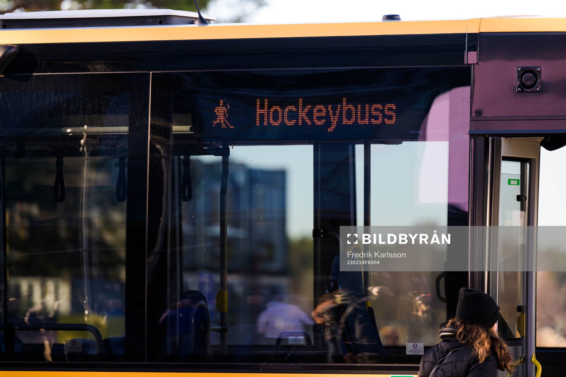 En hockeybuss utanför Löfbergs Arena