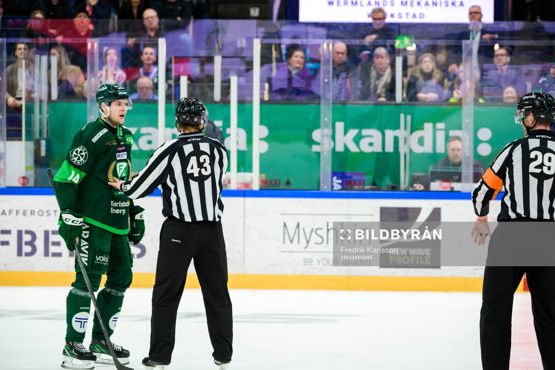 Färjestads Victor Ejdsell i samtal med Domare Richard