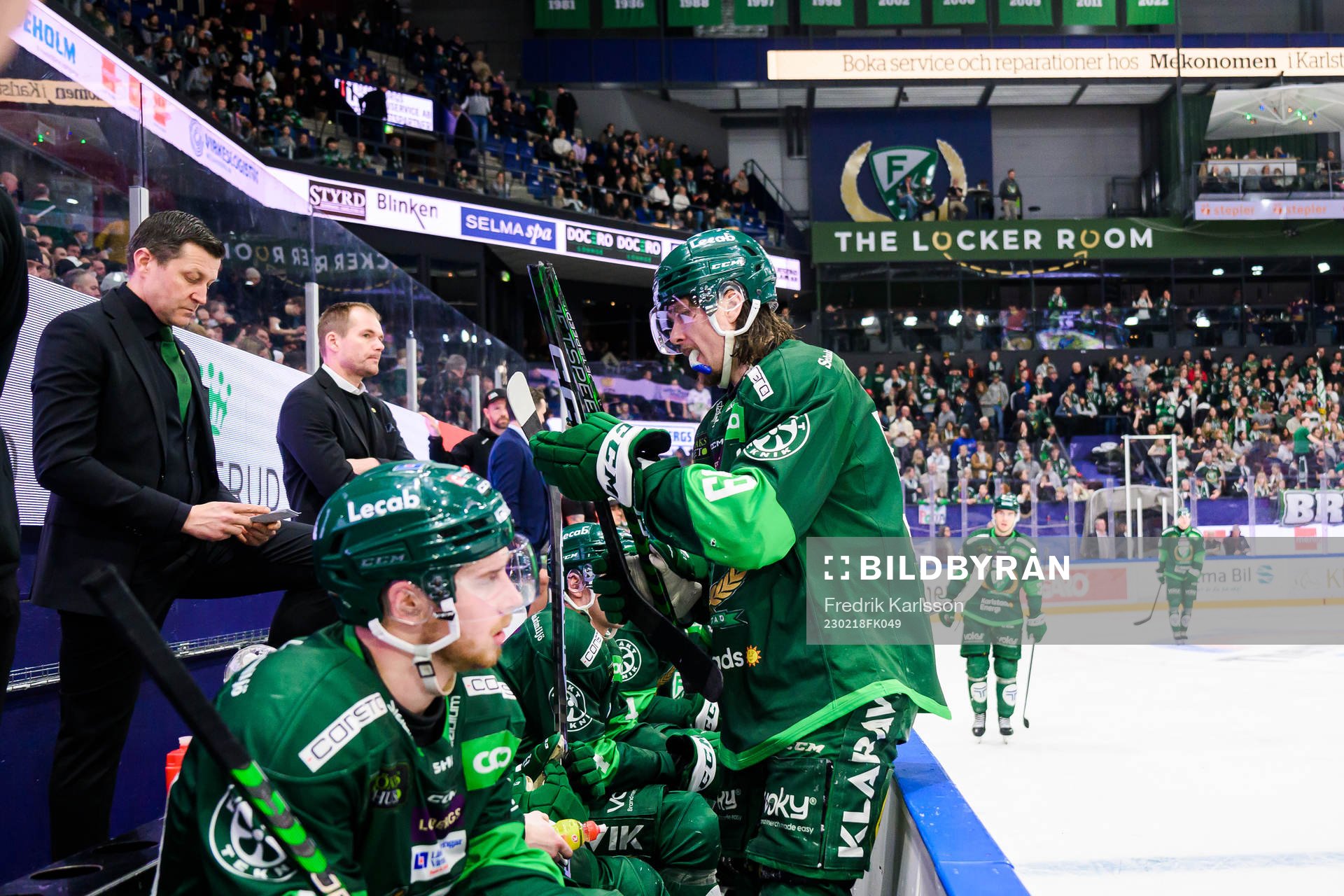 Färjestads Linus Johansson deppar och slår sönder klubban