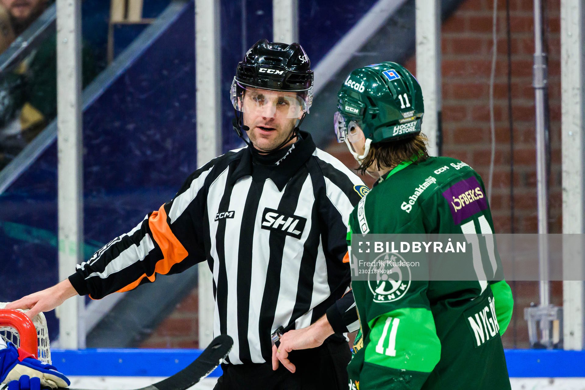 Domare Richard Magnusson i samtal med Färjestads Joakim