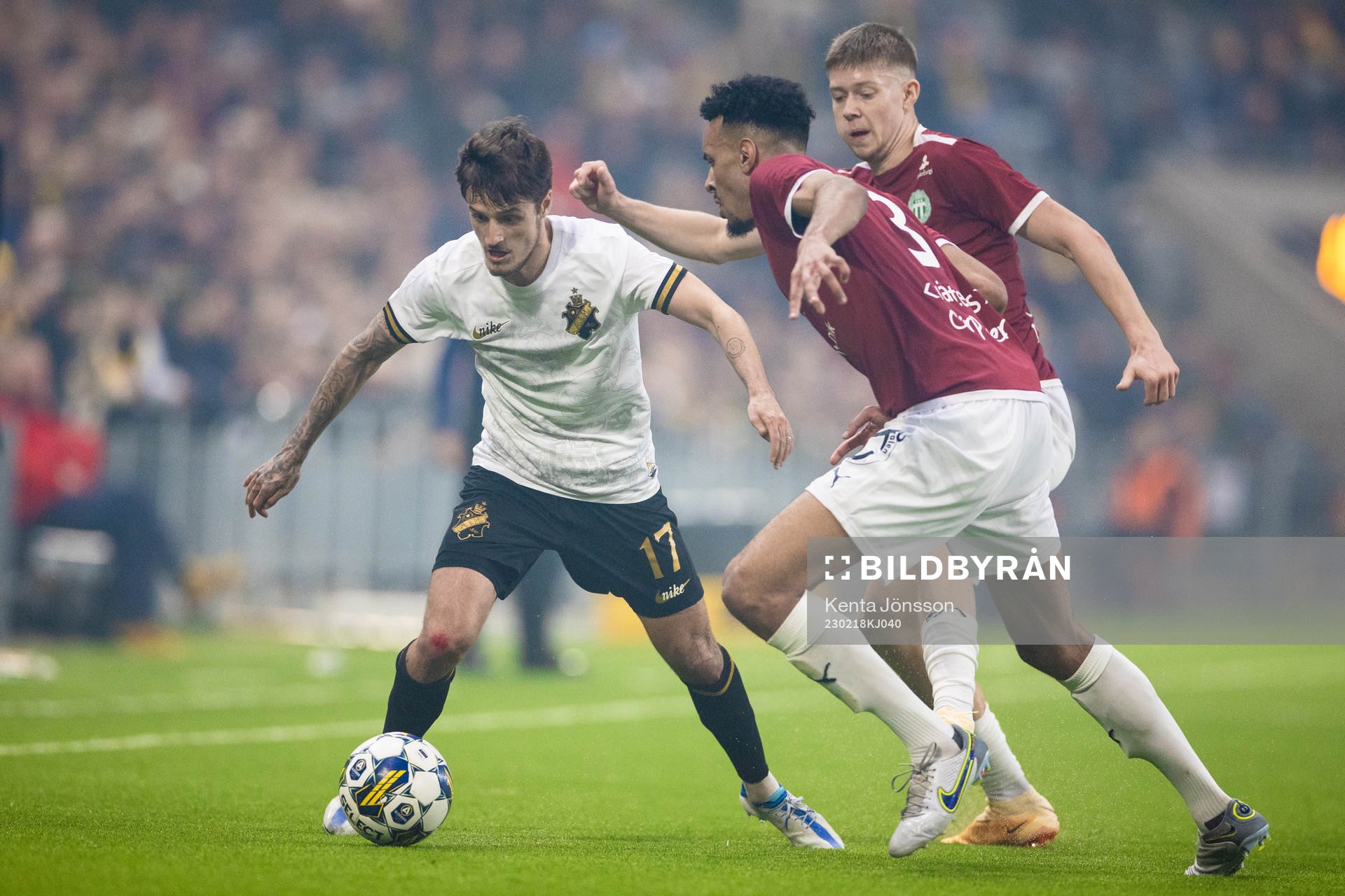 AIK:s Vincent Thill i kamp med Västerås Alex Douglas och Patric Åslund under fotbollsmatchen i Svenska Cupen mellan AIK och Västerås SK den 18 februari 2023 i Stockholm.