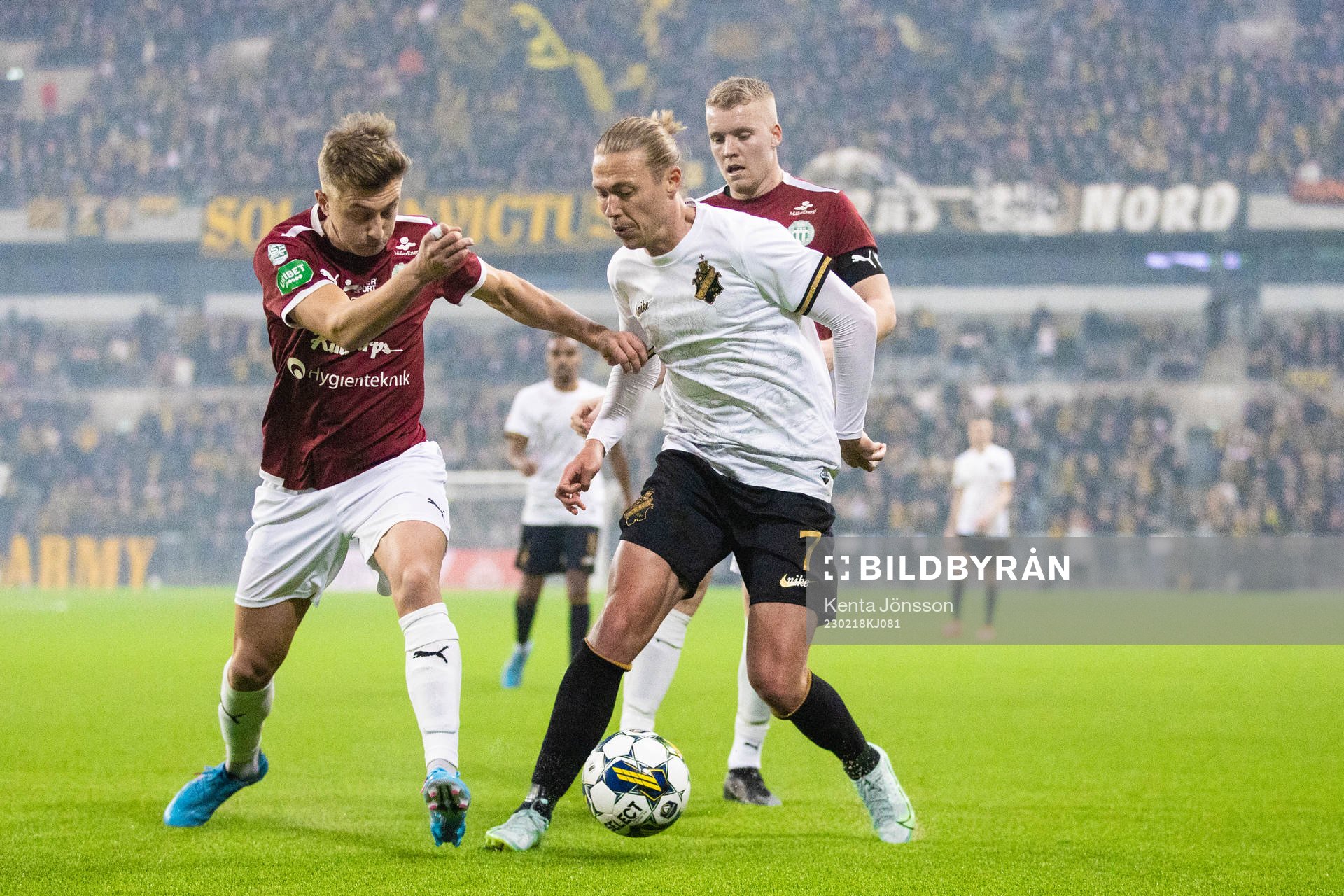 Västerås Simon Gefvert och Simon Johansson i kamp med AIK:s Viktor Fischer under fotbollsmatchen i Svenska Cupen mellan AIK och Västerås SK den 18 februari 2023 i Stockholm. 