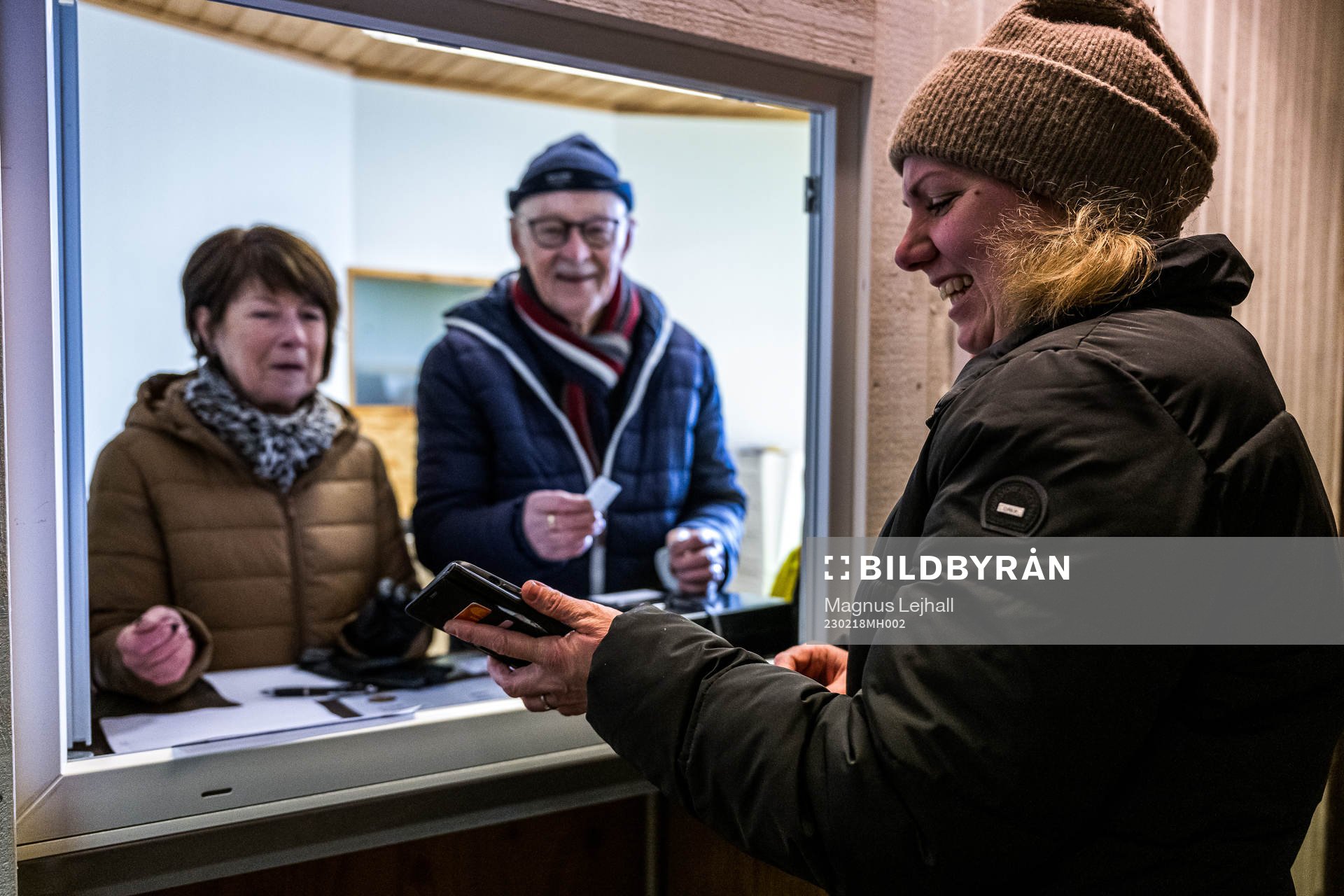 Veronica Nilsson köper biljett av Inga och Göran Svensson