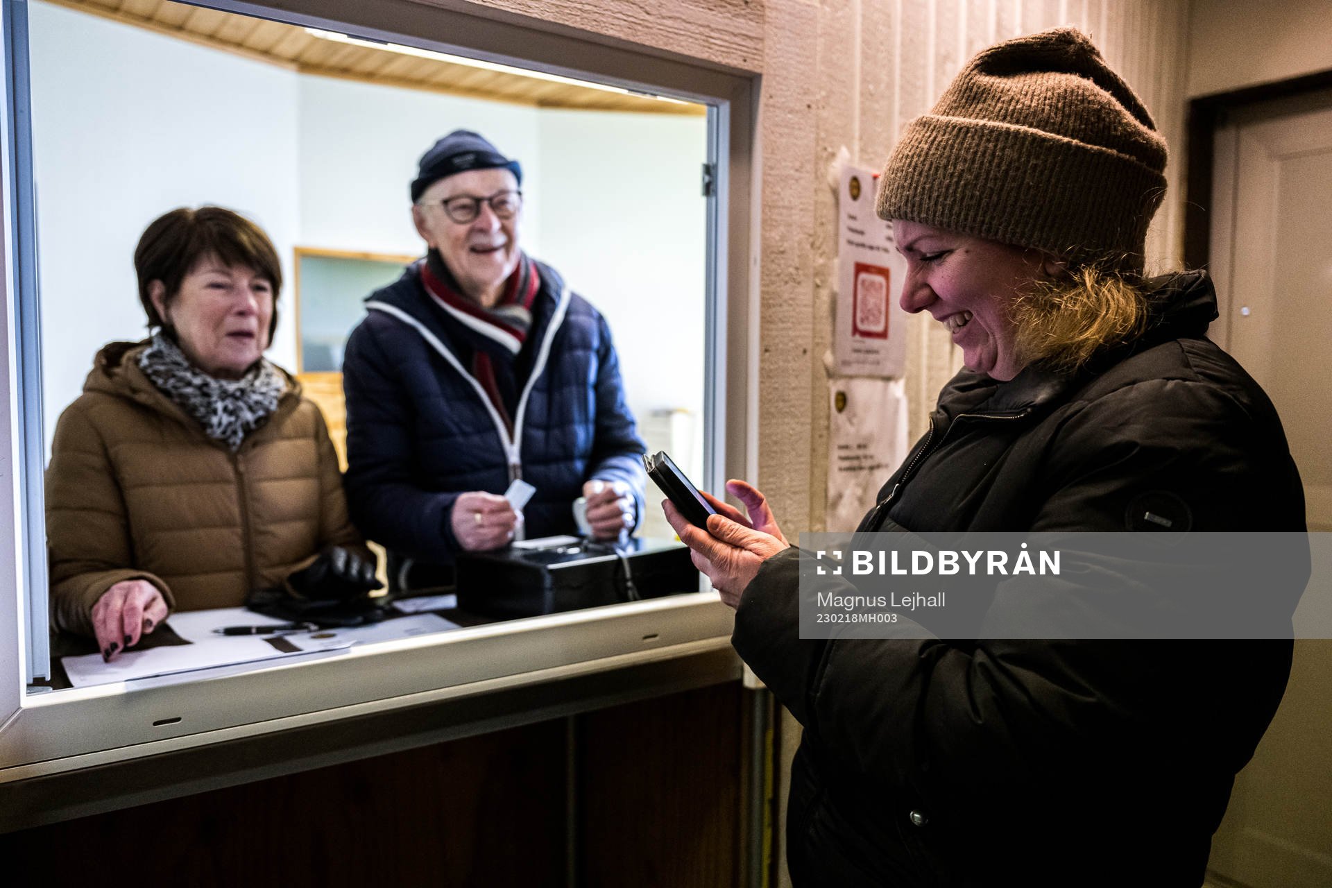 Veronica Nilsson köper biljett av Inga och Göran Svensson