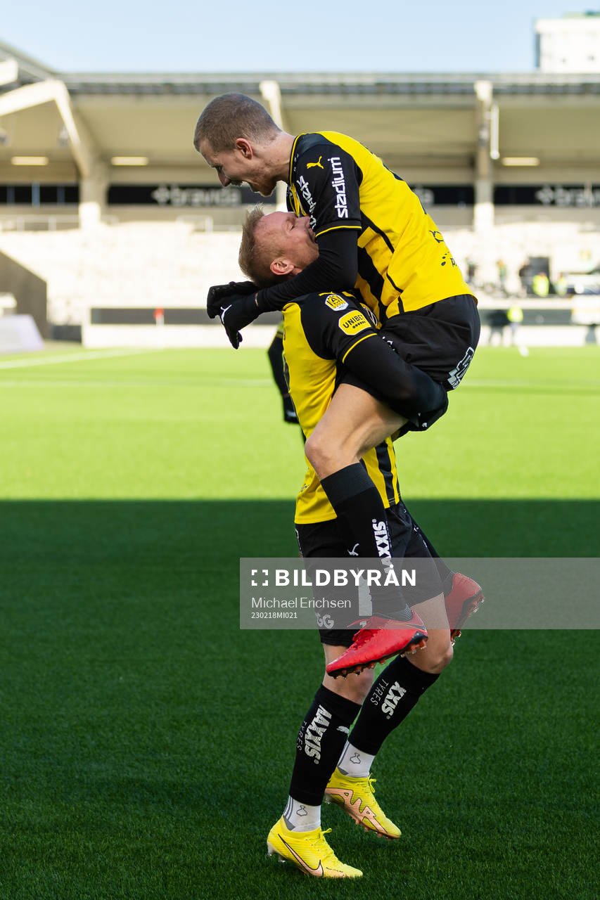Häckens Simon Gustafson jublar ihop med Mikkel Rygaard