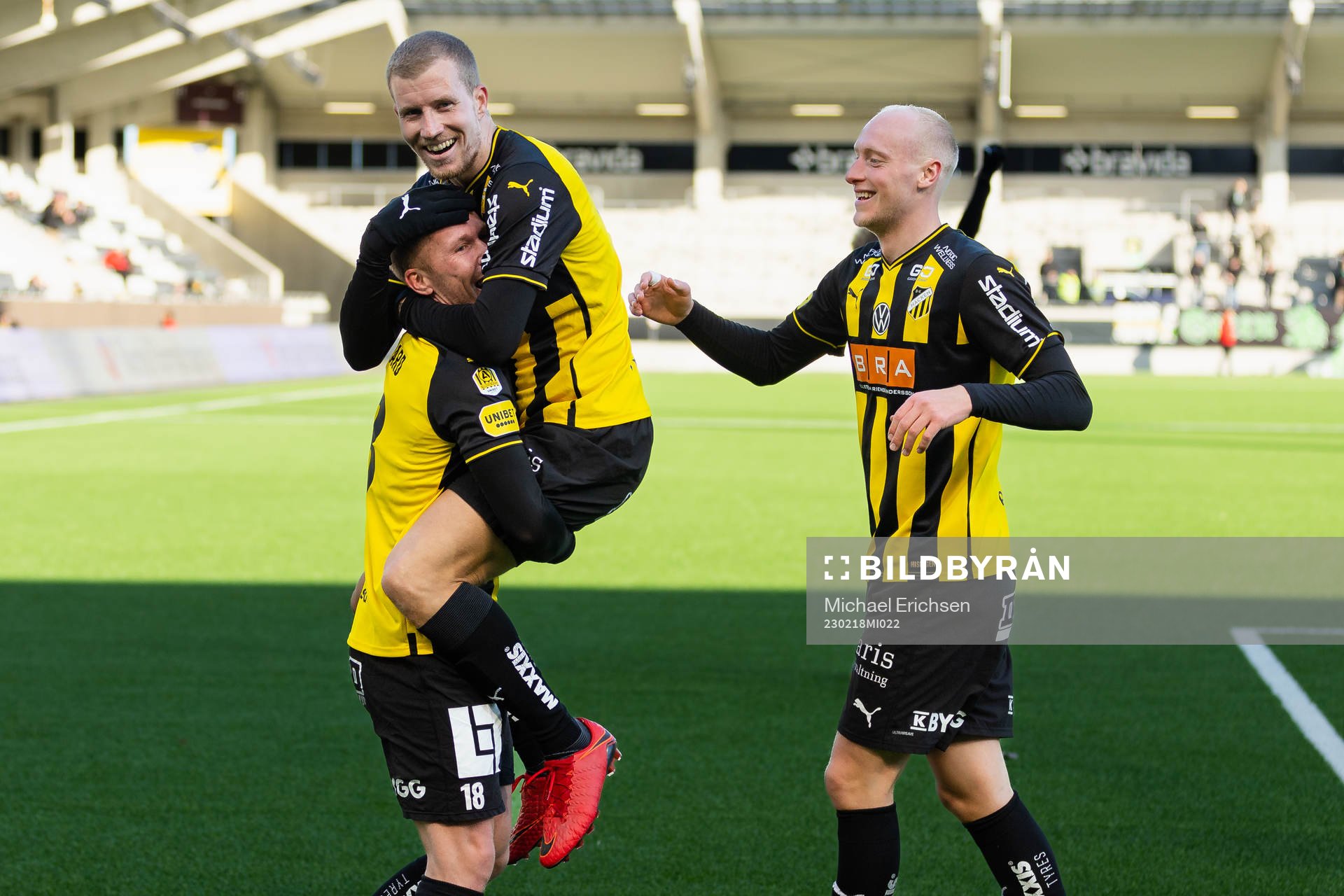 Häckens Simon Gustafson jublar ihop med Mikkel Rygaard