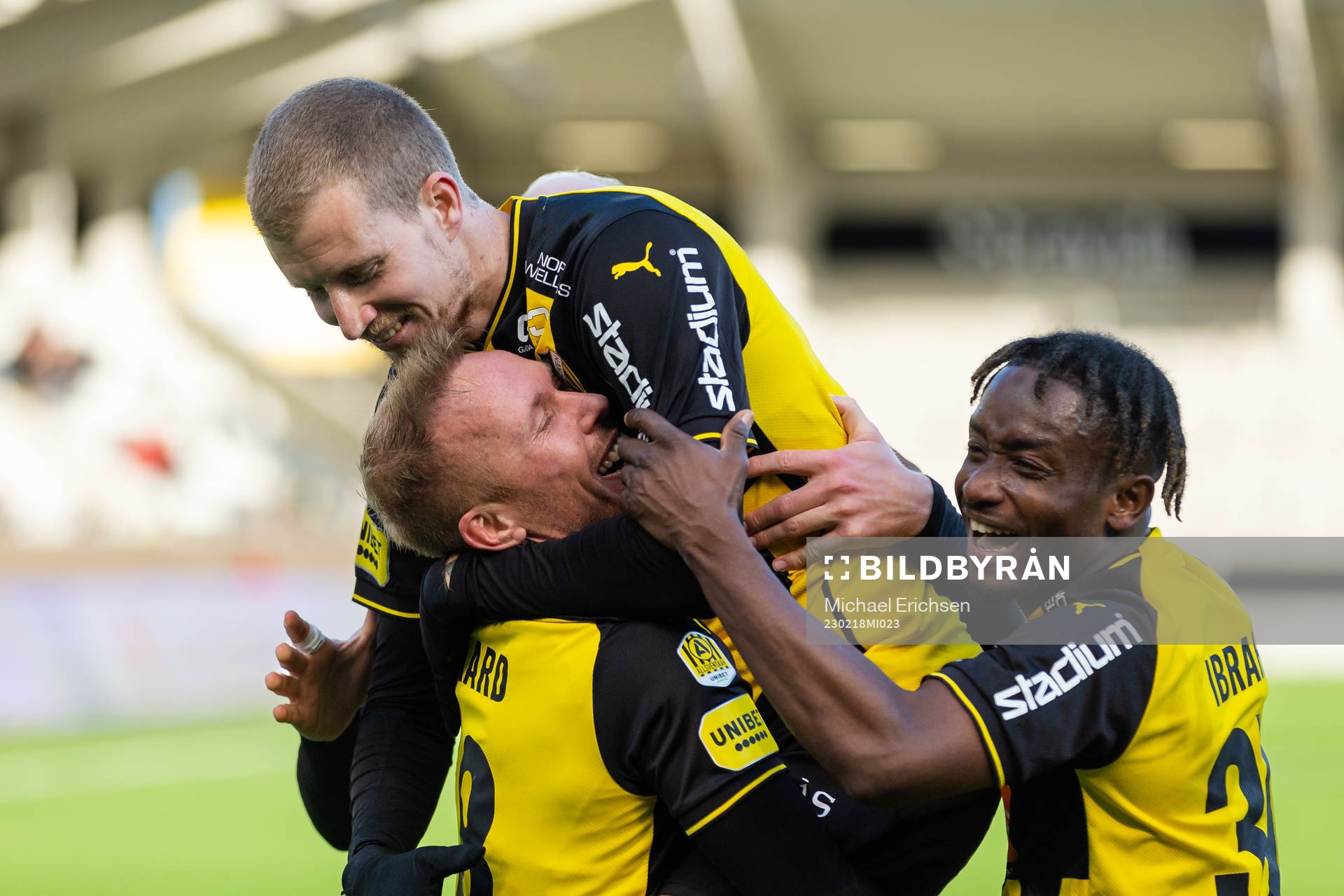 Häckens Simon Gustafson jublar ihop med Mikkel Rygaard
