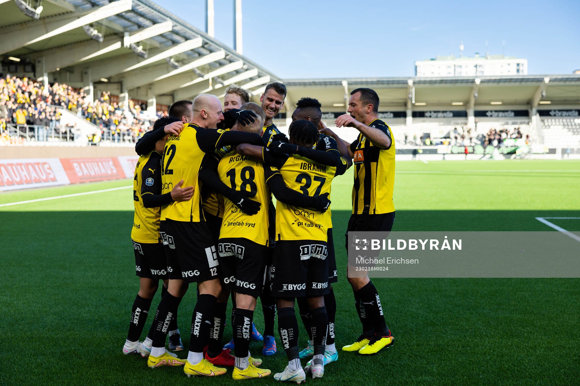 Häckens Simon Gustafson jublar ihop med lagkamrater