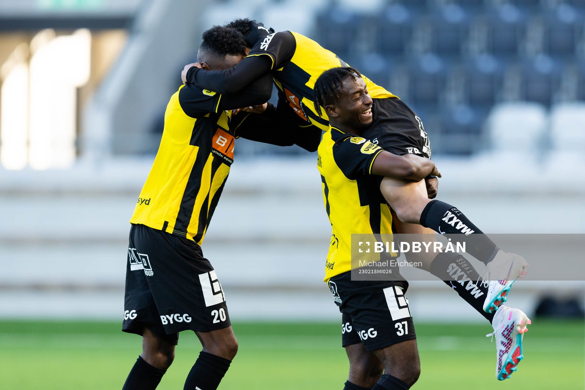 Häckens Momodou Lamin Sonko jublar ihop med Ibrahim Sadiq