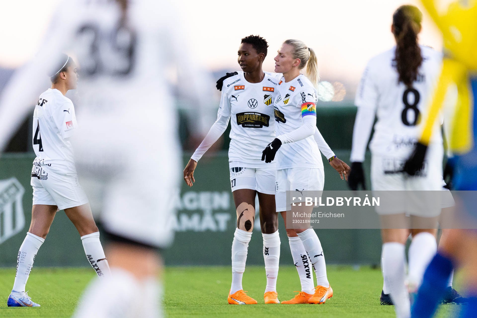 Häckens Aisha Ahmed Abdulle jublar ihop med Josefine
