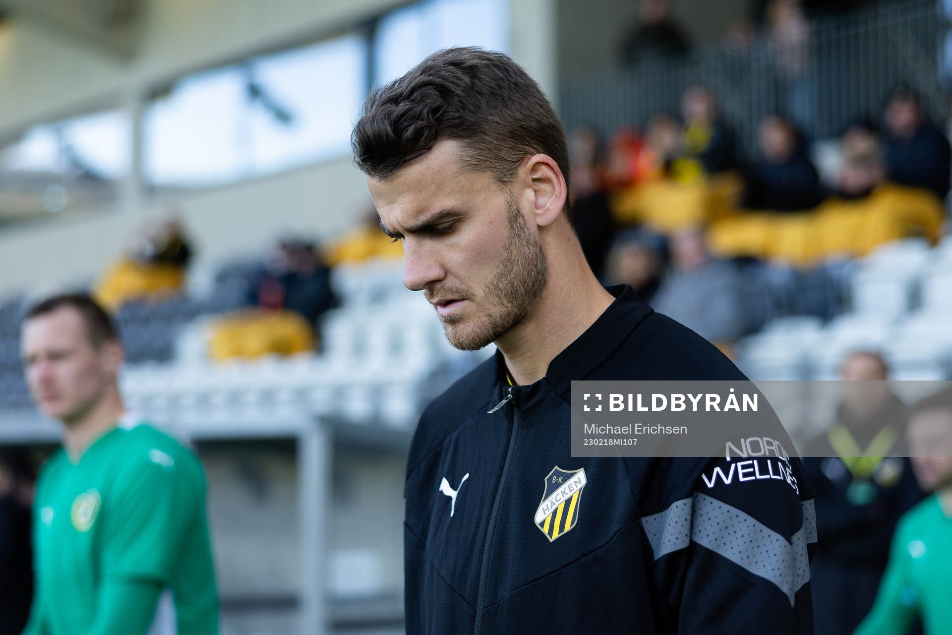 Häckens Johan Hammar  innan fotbollsmatchen i Svenska