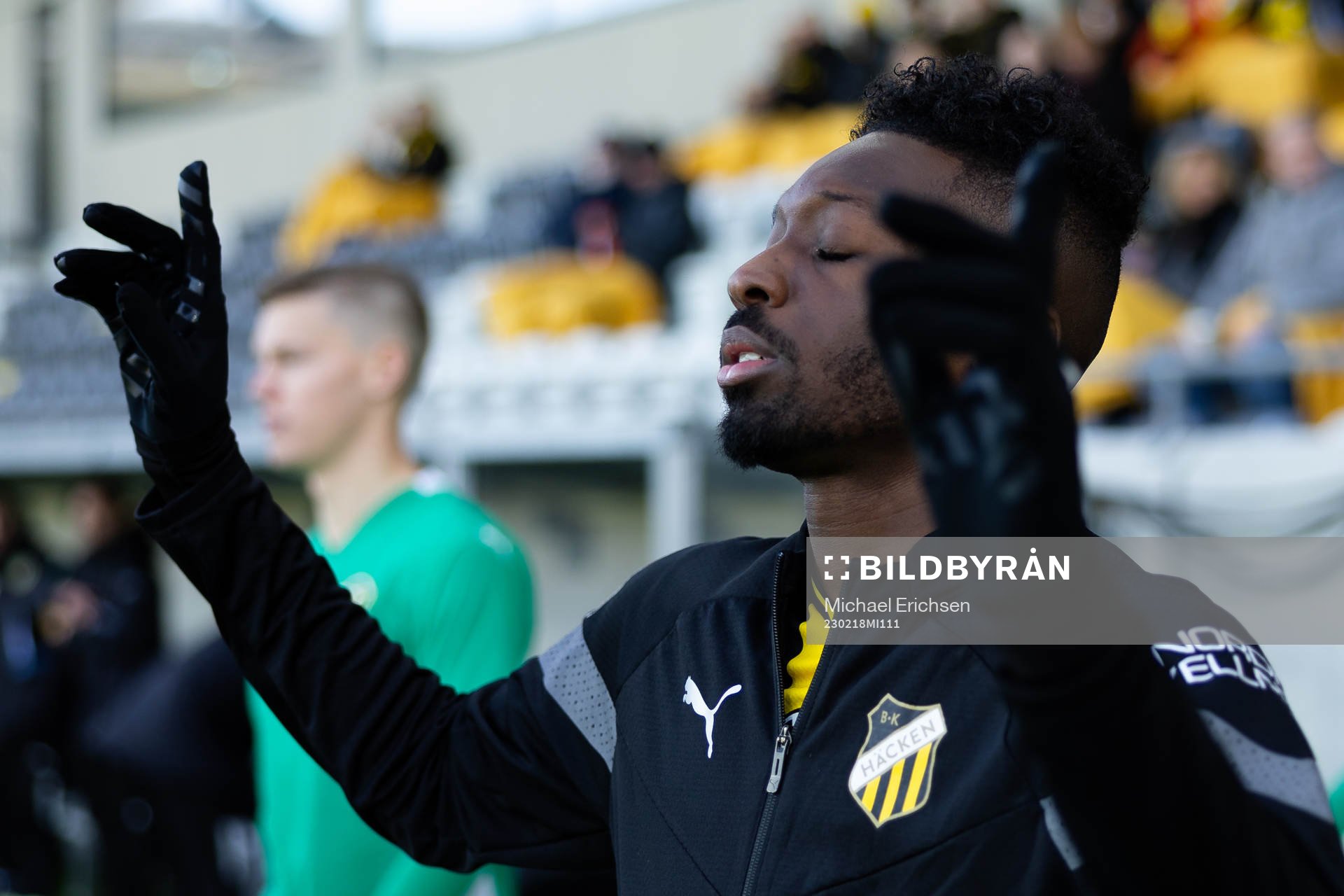 Häckens Blair Sebastian Turgott innan fotbollsmatchen i