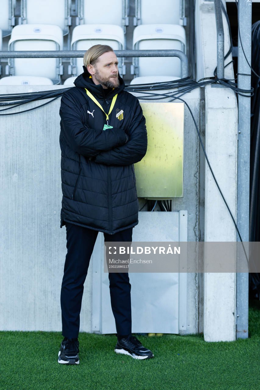 Häckens klubbchef Marcus Jodin innan  fotbollsmatchen i