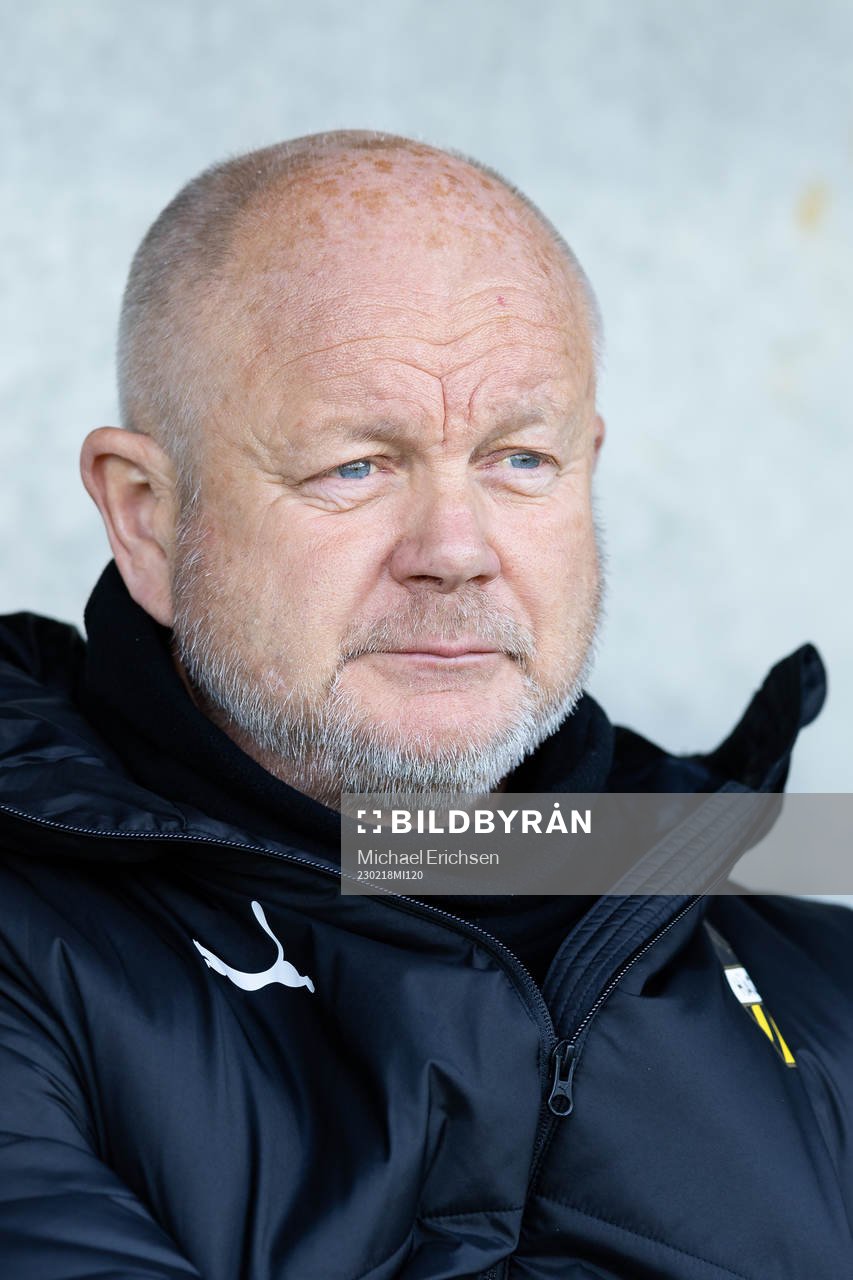 Häckens tränare Per-Mathias Høgmo innan fotbollsmatchen