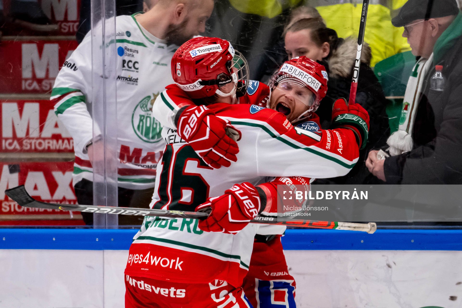 Frölundas Otto Stenberg och Ryan Lasch jublar