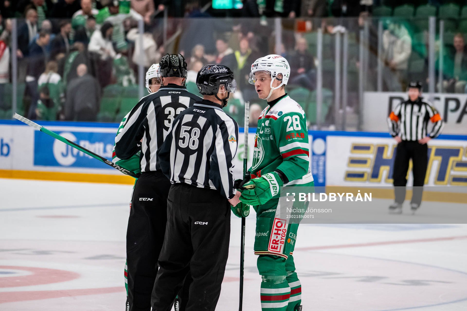 Rögles Anton Bengtsson i diskutera med linjedomaren