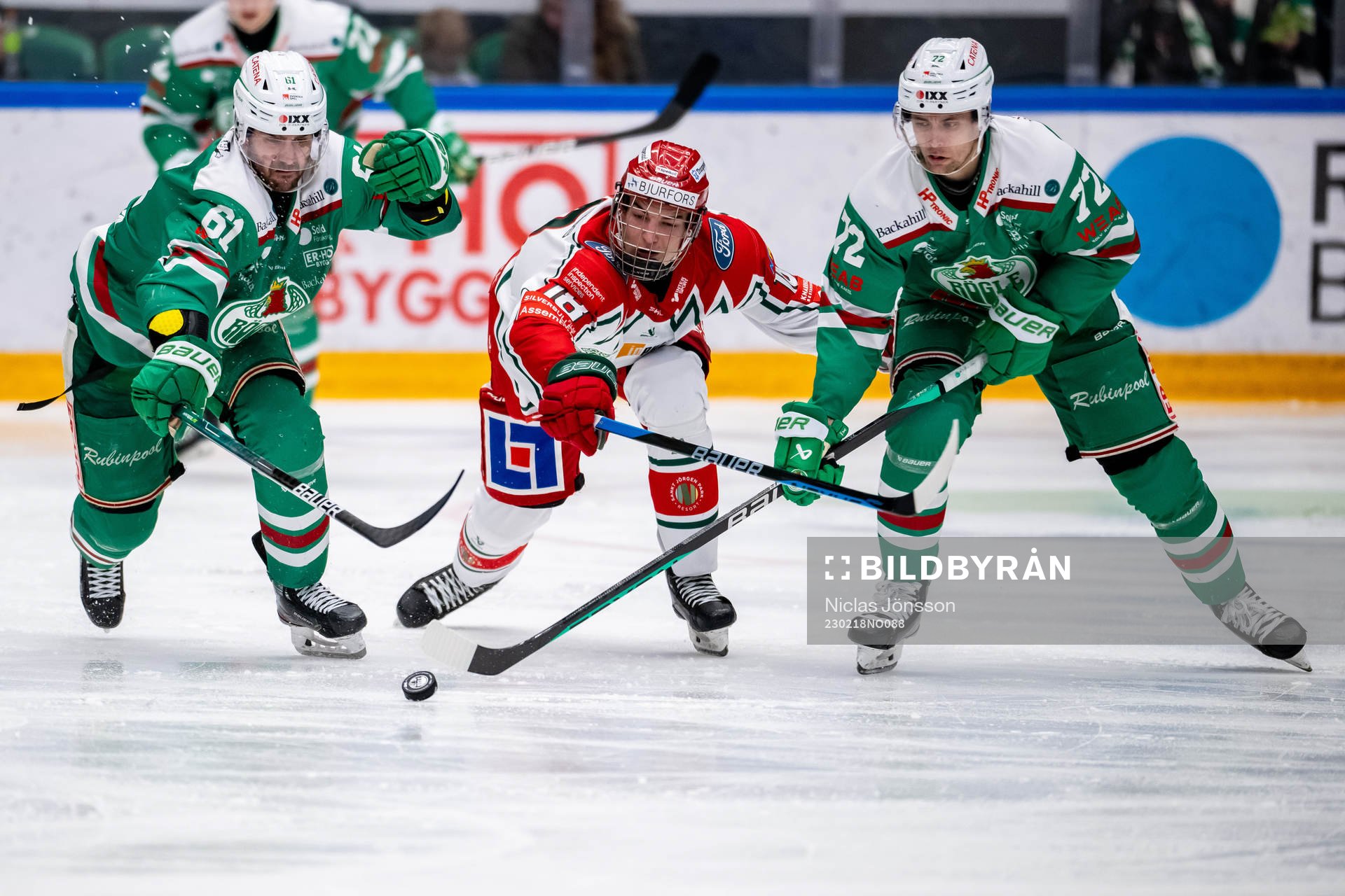 Rögles Ludvig Larsson,Daniel Zaar ikamp med Frölundas