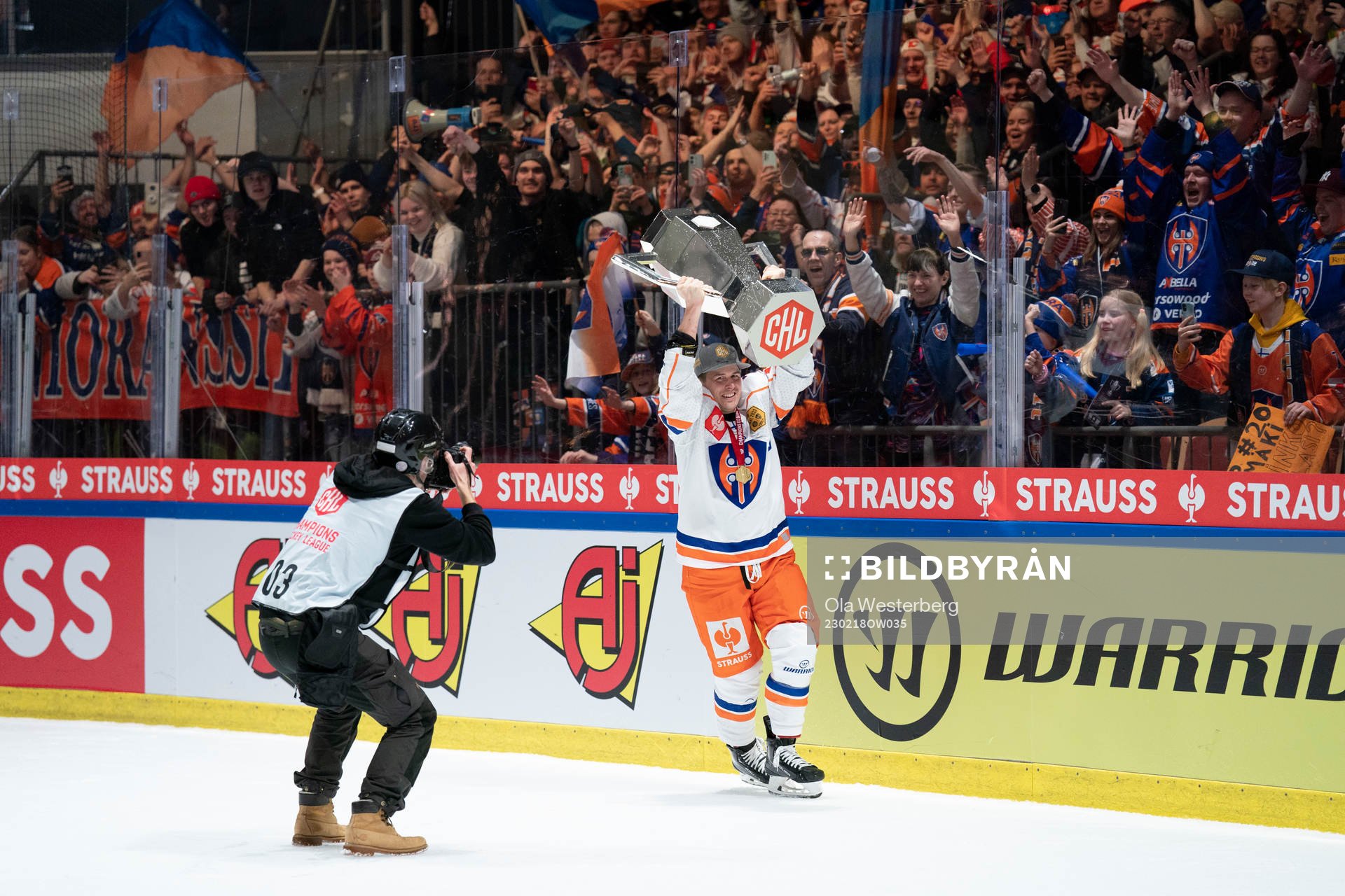 Tapparas Kristian Kuusela with the trophy