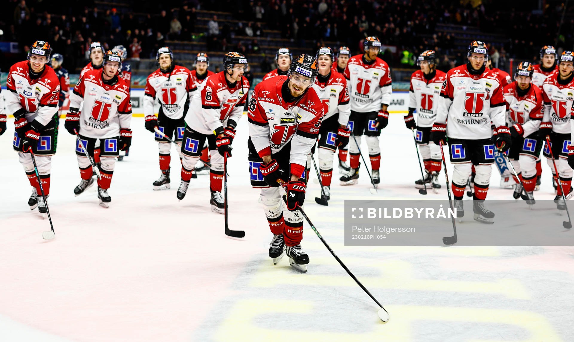 Örebros spelare med Emil Larsson jublar