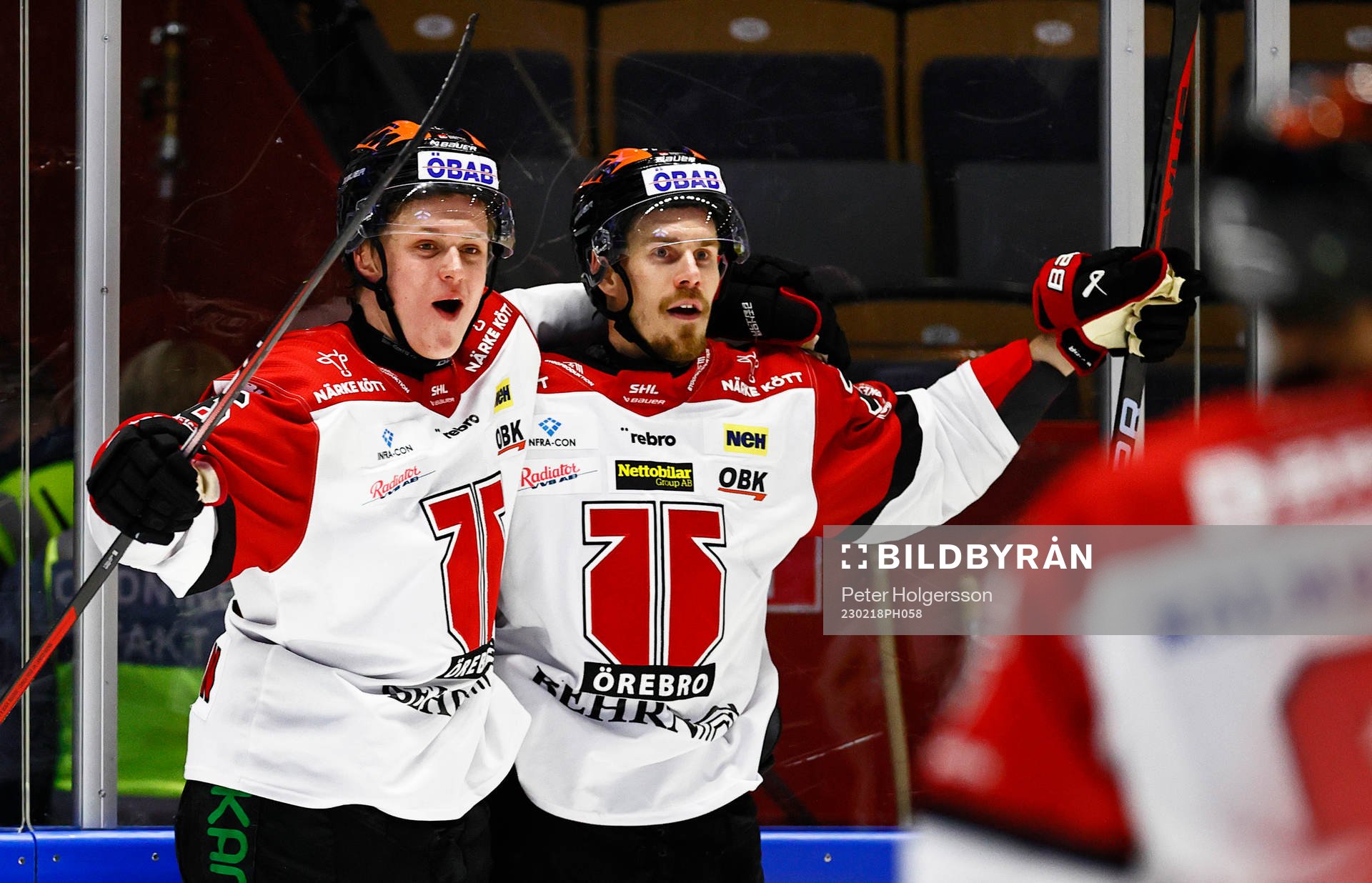 Örebros spelare med Emil Larsson jublar