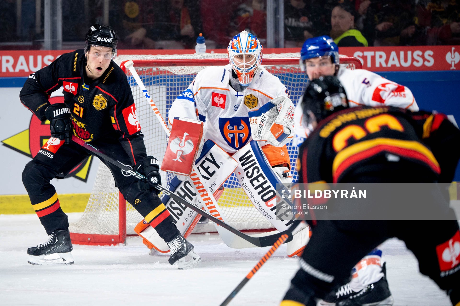 Luleås Juhani Tyrväinen and Tapparas goalie Christian