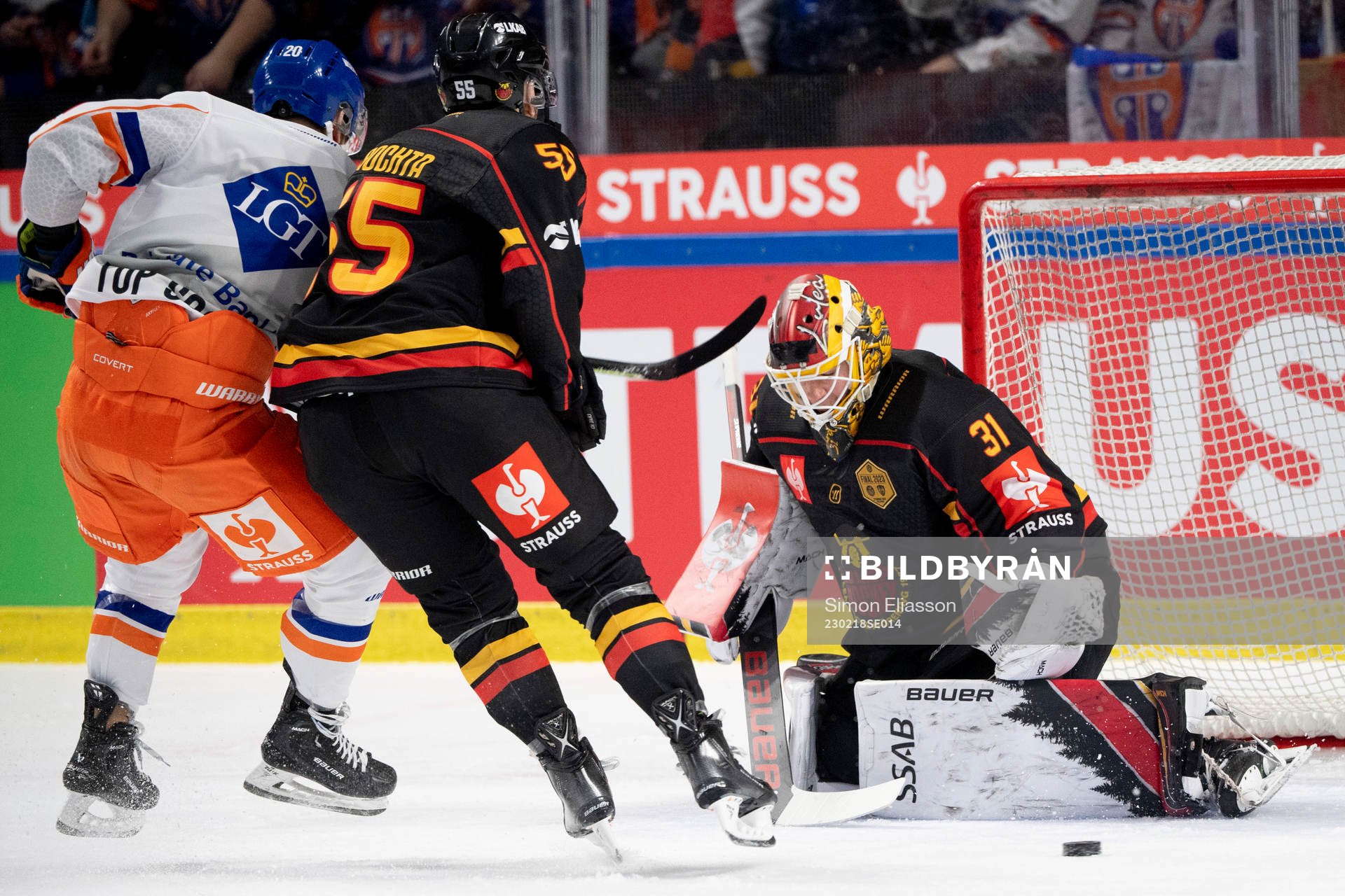 Luleås goalie Matteus Ward makes a save
