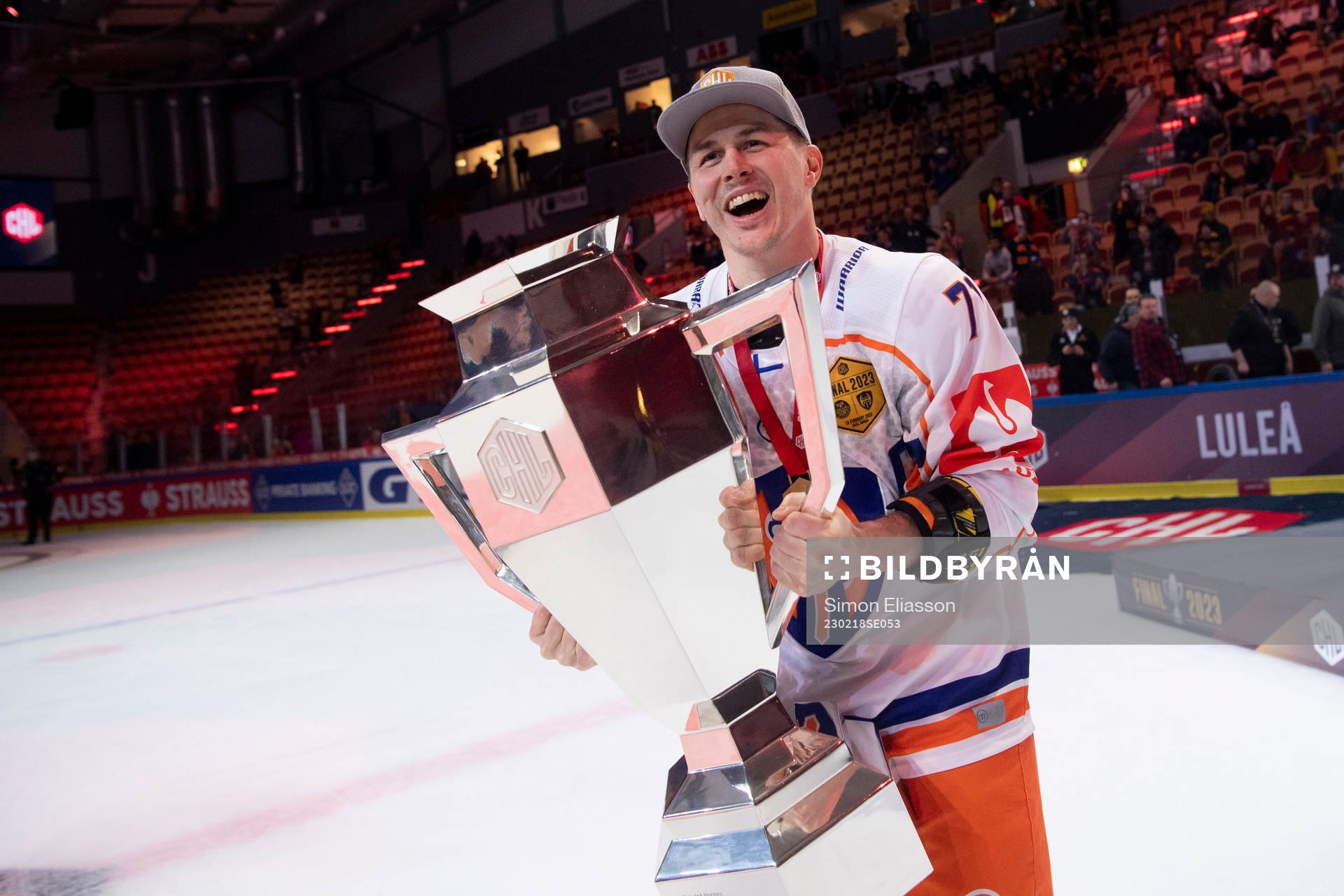 Tapparas Kristian Kuusela with the trophy