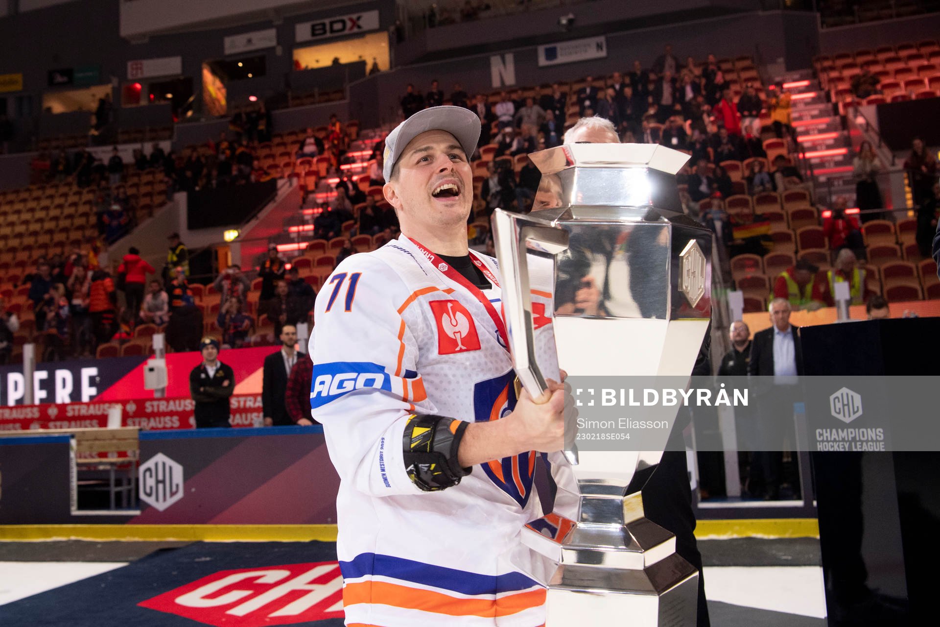 Tapparas Kristian Kuusela with the trophy