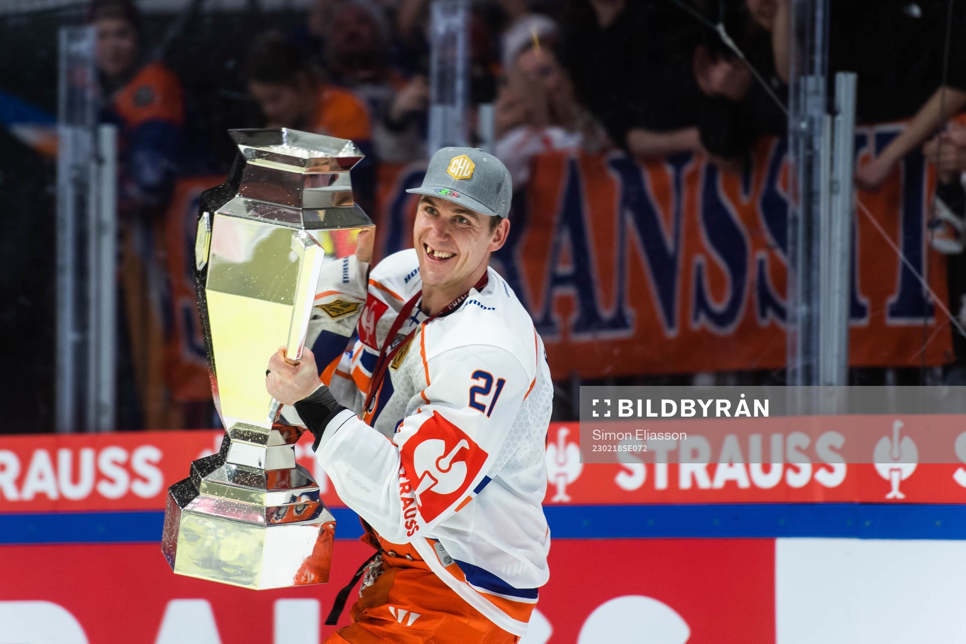 Tapparas Jori Lehterä celebrates with the trophy