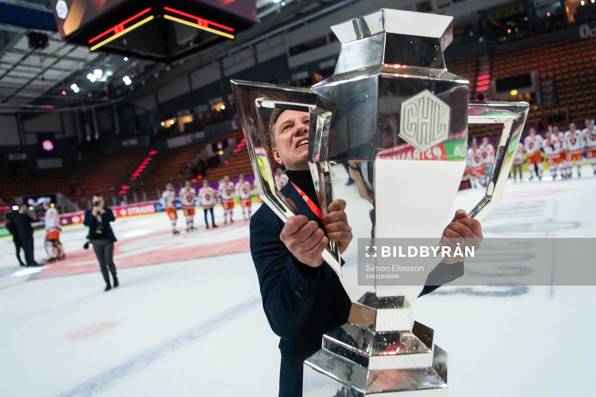 Tapparas tränare Jussi Tapola celebrates with trophy