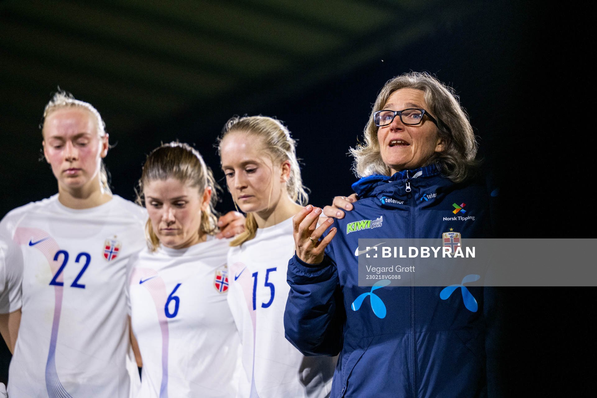 Sara Hørte, Maren Mjelde, Amalie Eikeland and head coach